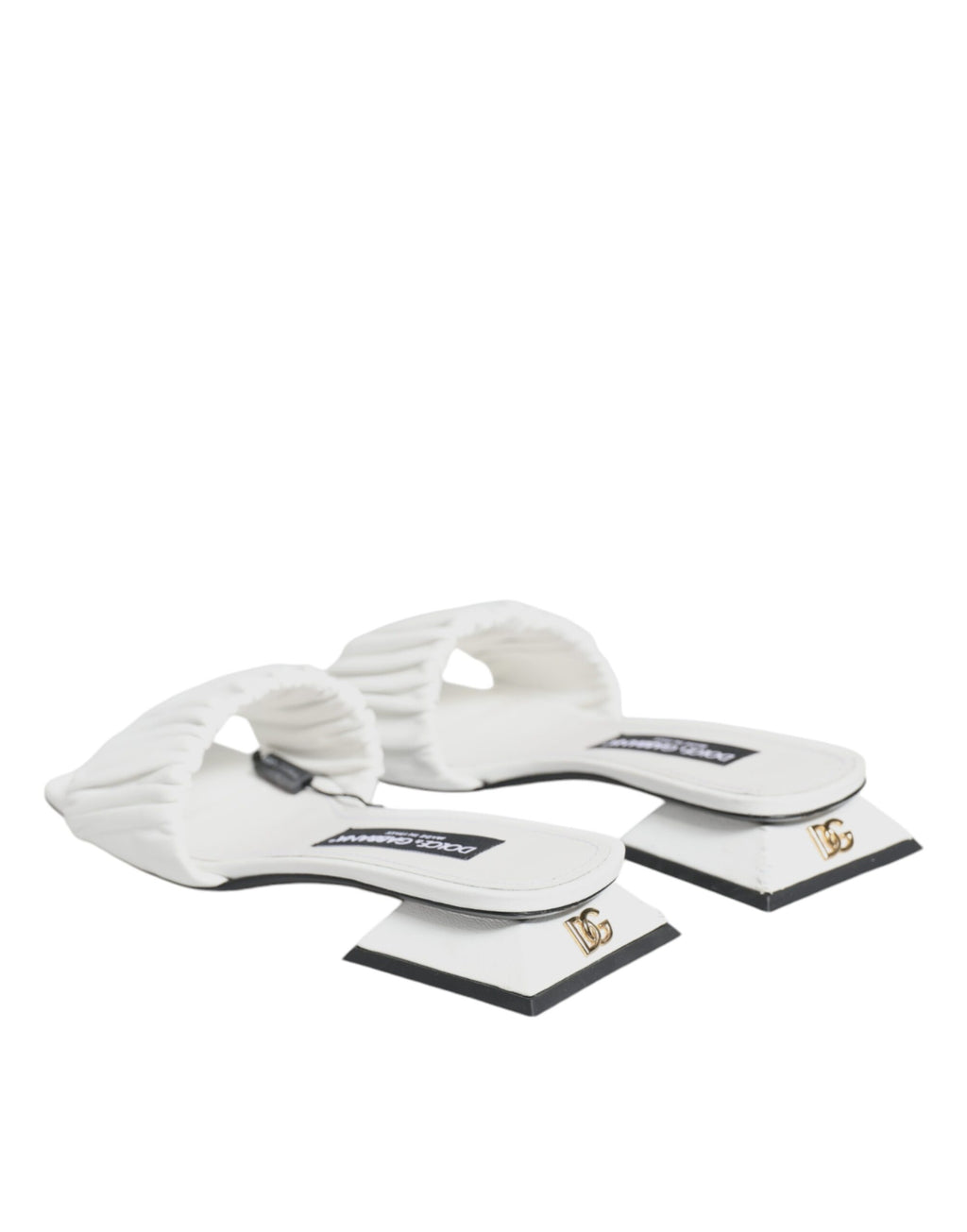 Sandales plates en cuir blanc Dolce & Gabbana, chaussures élégantes à semelle plate et design sophistiqué.
