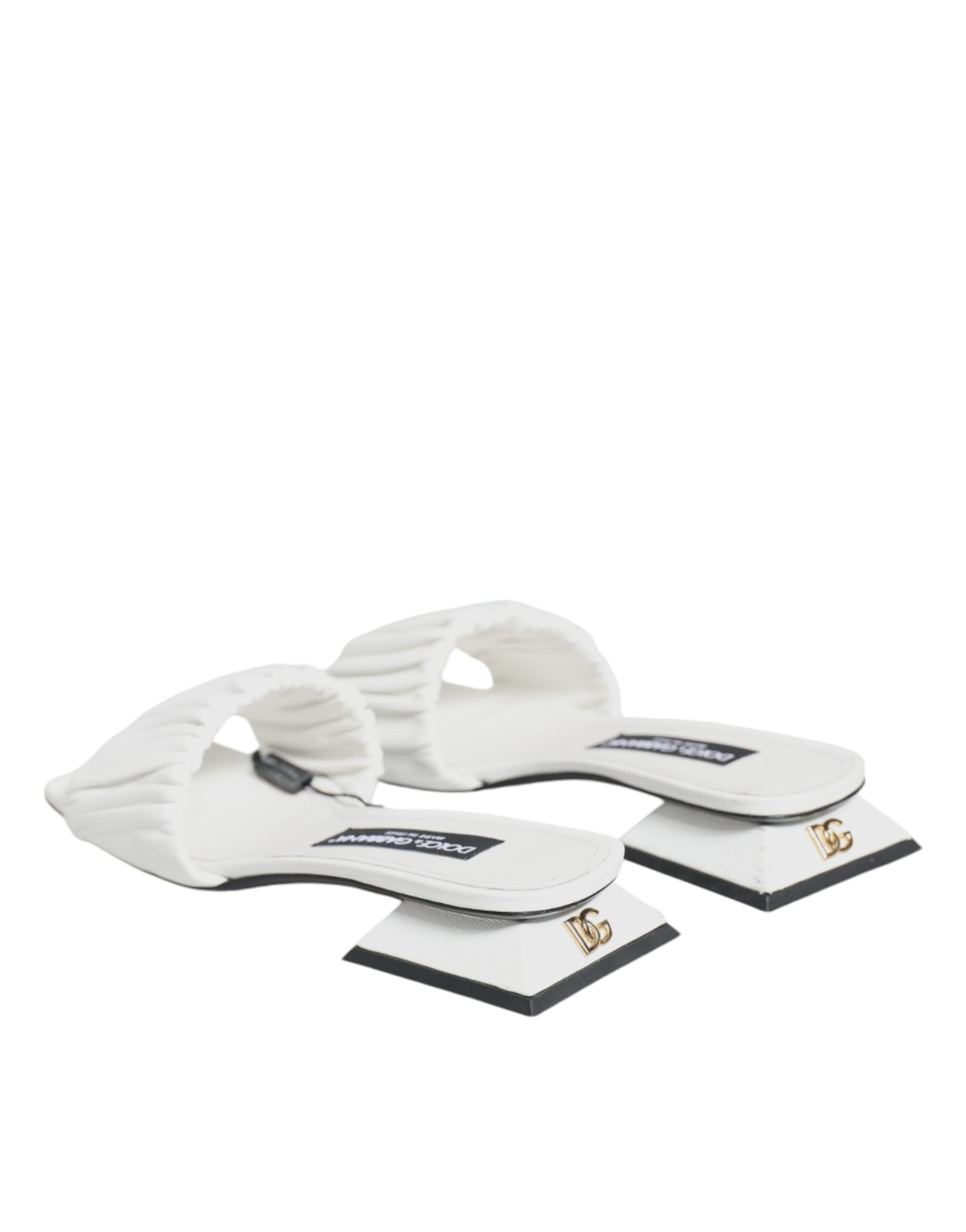 Sandales plates en cuir blanc Dolce & Gabbana, chaussures élégantes à semelle plate et design sophistiqué.