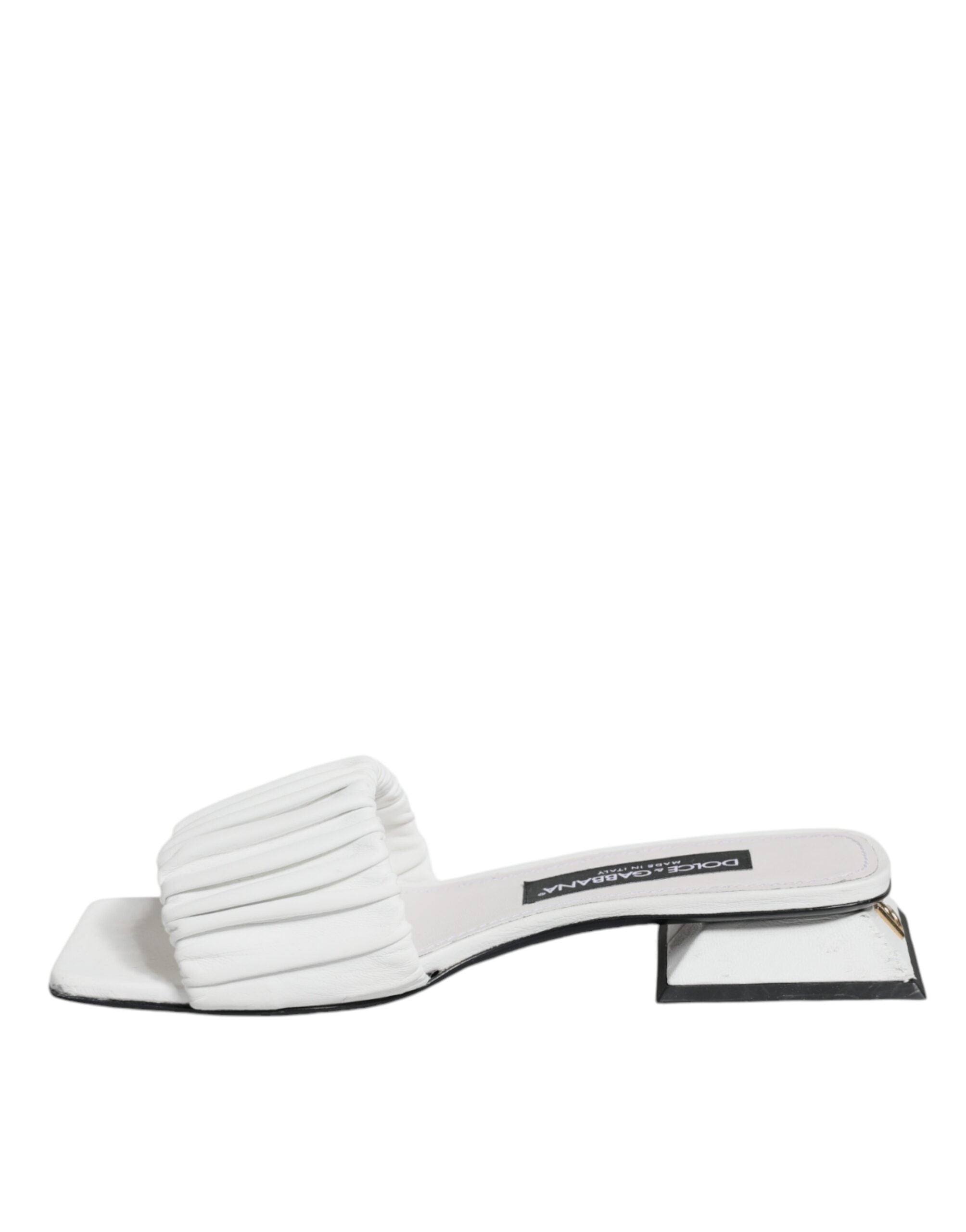 Sandales plates en cuir blanc Dolce & Gabbana, chaussures élégantes à slides pour femmes, visibles en détail.