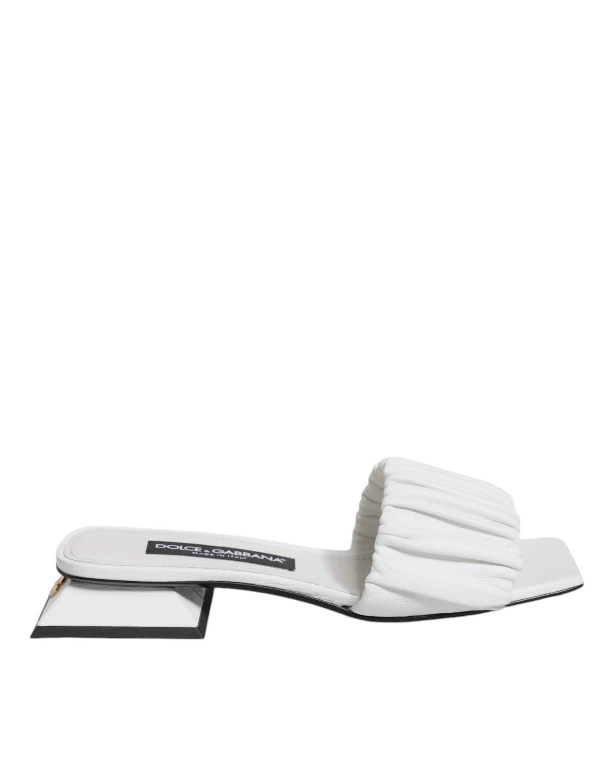 Sandales plates en cuir blanc de Dolce & Gabbana, chaussures élégantes pour femmes, vue de face.