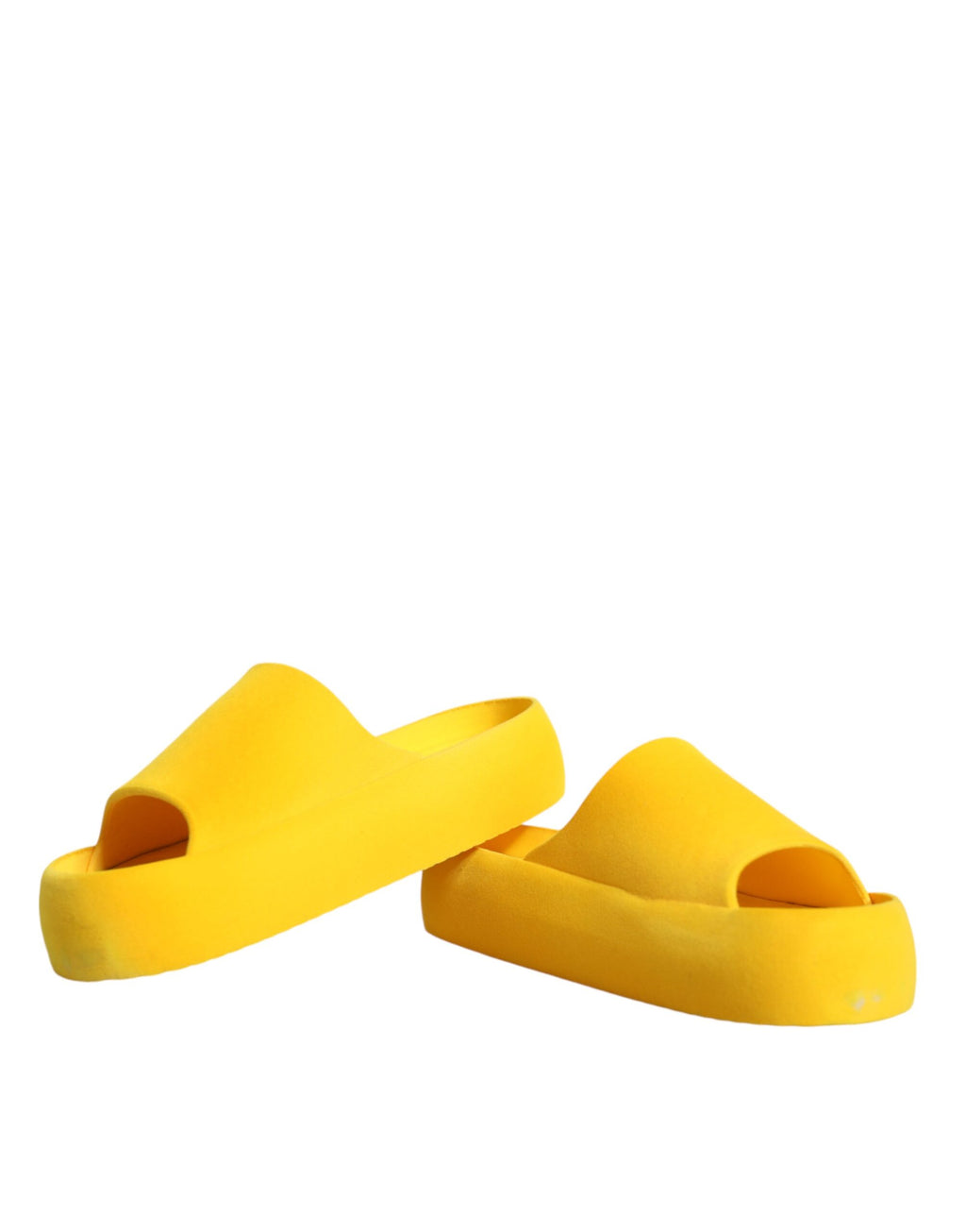 Sandales en caoutchouc jaunes Dolce & Gabbana, chaussures de plage élégantes avec semelle confortable et design tendance.