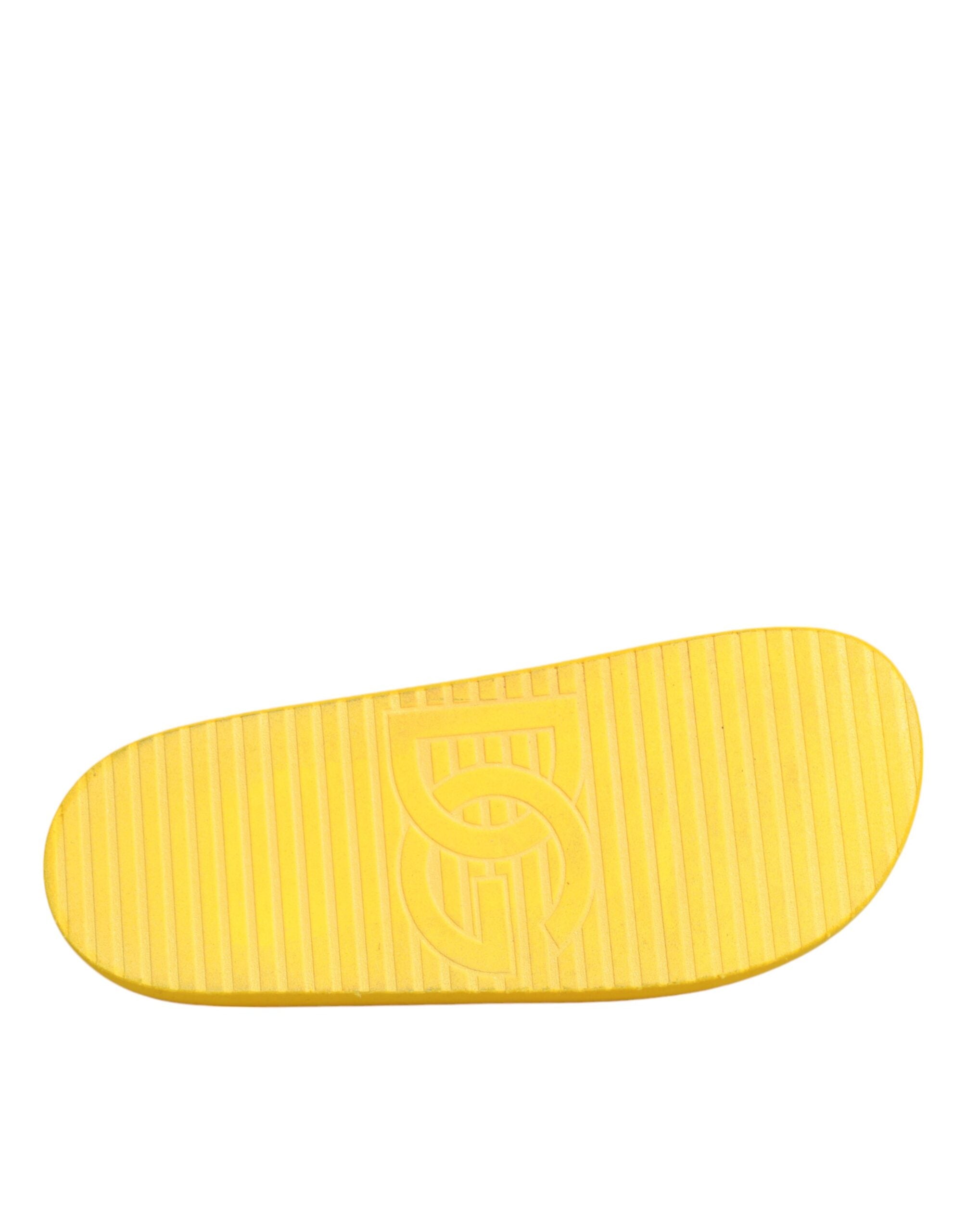 Sandales en caoutchouc jaunes Dolce & Gabbana pour la plage, chaussures légères et confortables avec bride large.