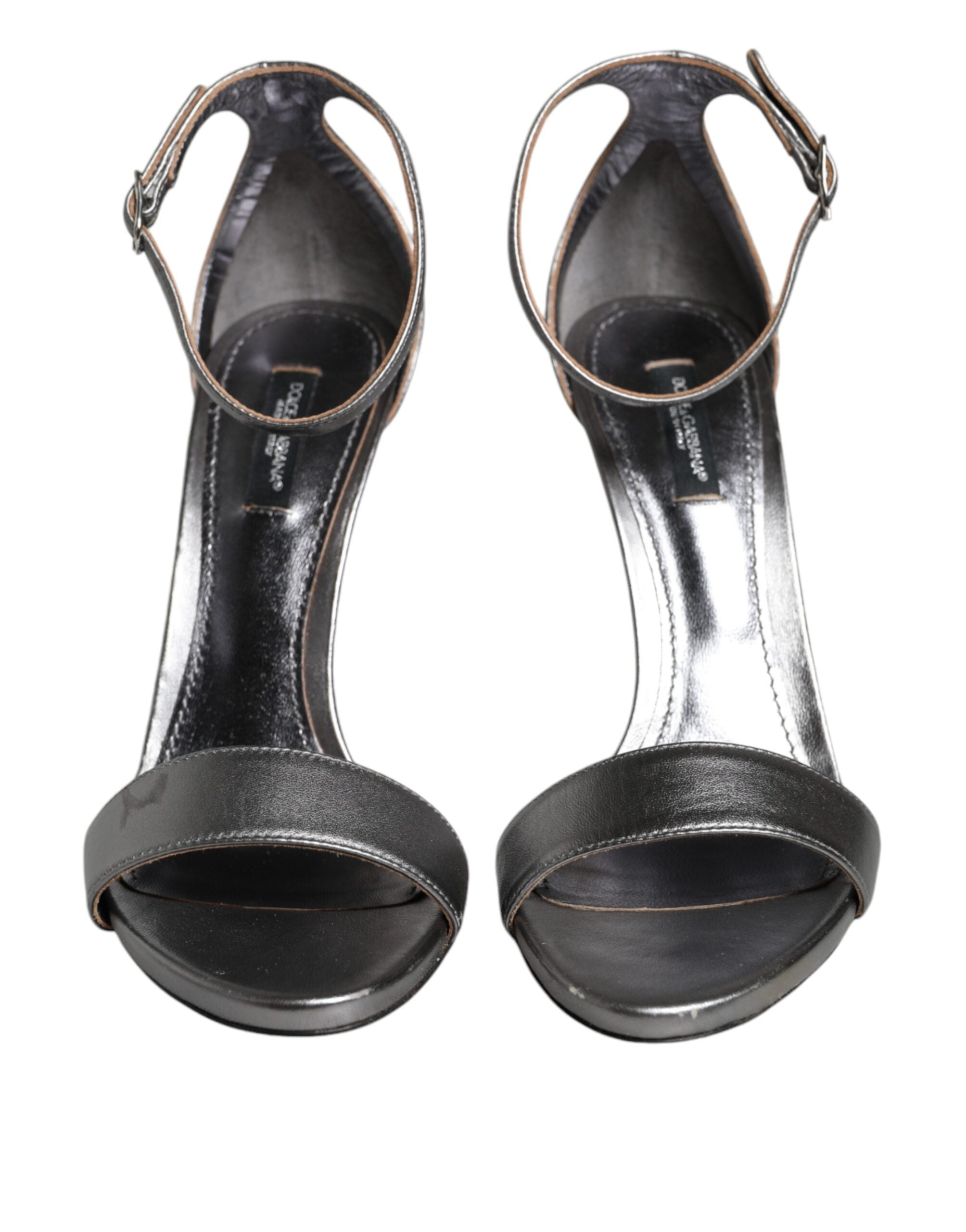 Sandales à talons argentés Dolce & Gabbana KEIRA avec bride à la cheville, vue de côté.