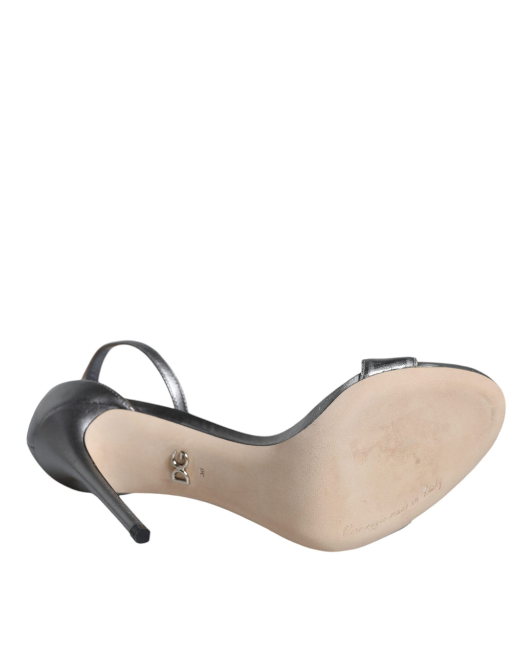 Sandales à talons argentées Dolce & Gabbana KEIRA avec bride à la cheville, vues de côté.