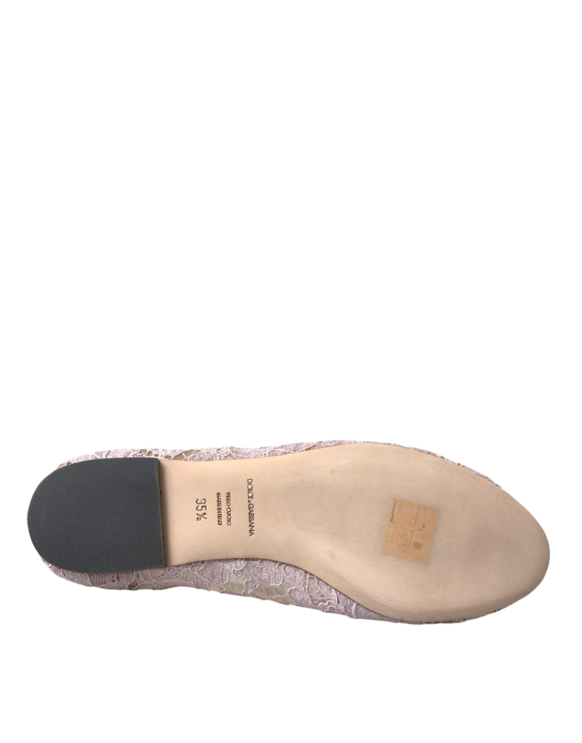 Chaussures ballerines en dentelle rose Dolce & Gabbana avec cristaux, style élégant et féminin, vue de côté.