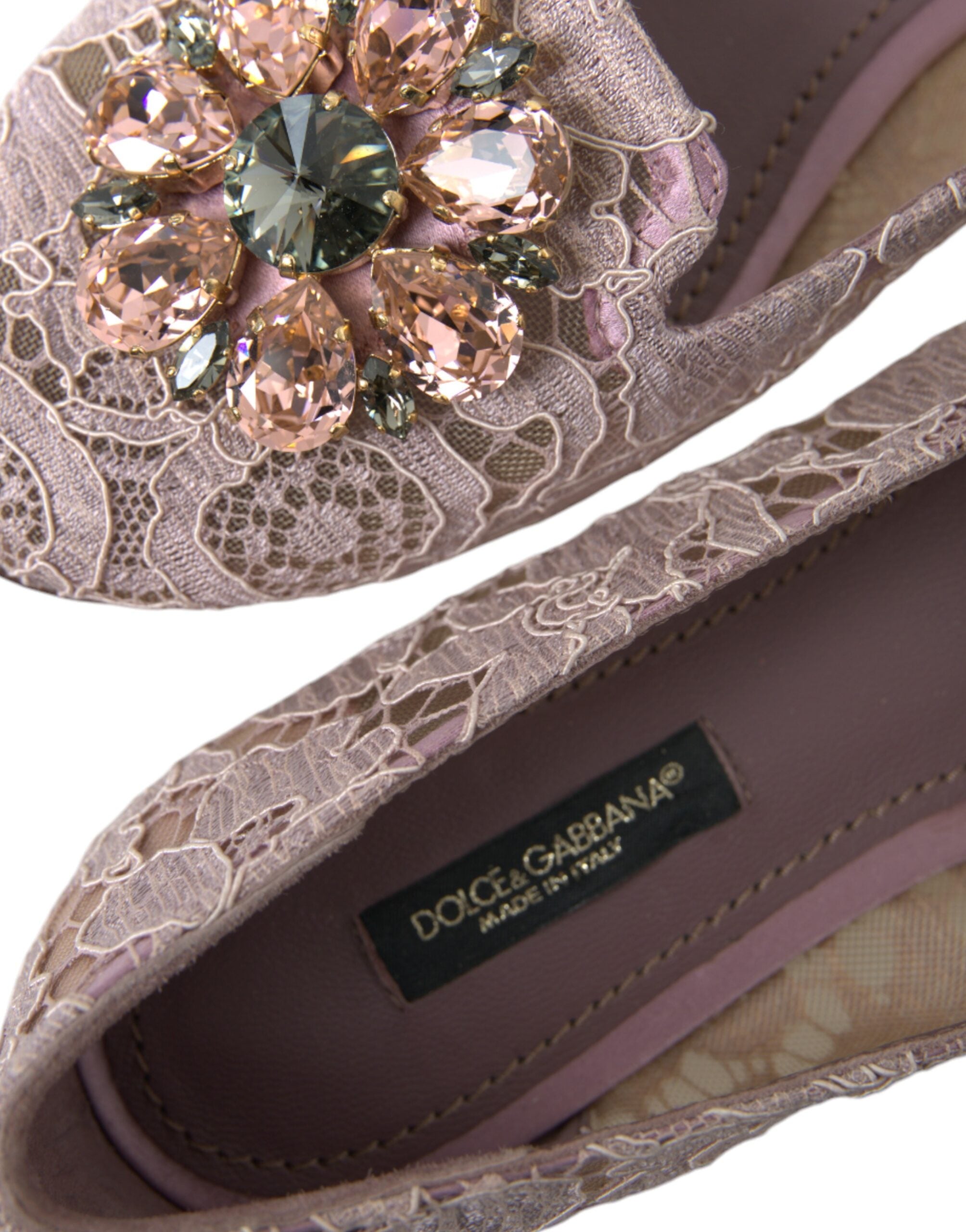 Chaussures ballerines en dentelle rose avec cristaux de Dolce & Gabbana, chaussures plates élégantes et raffinées.
