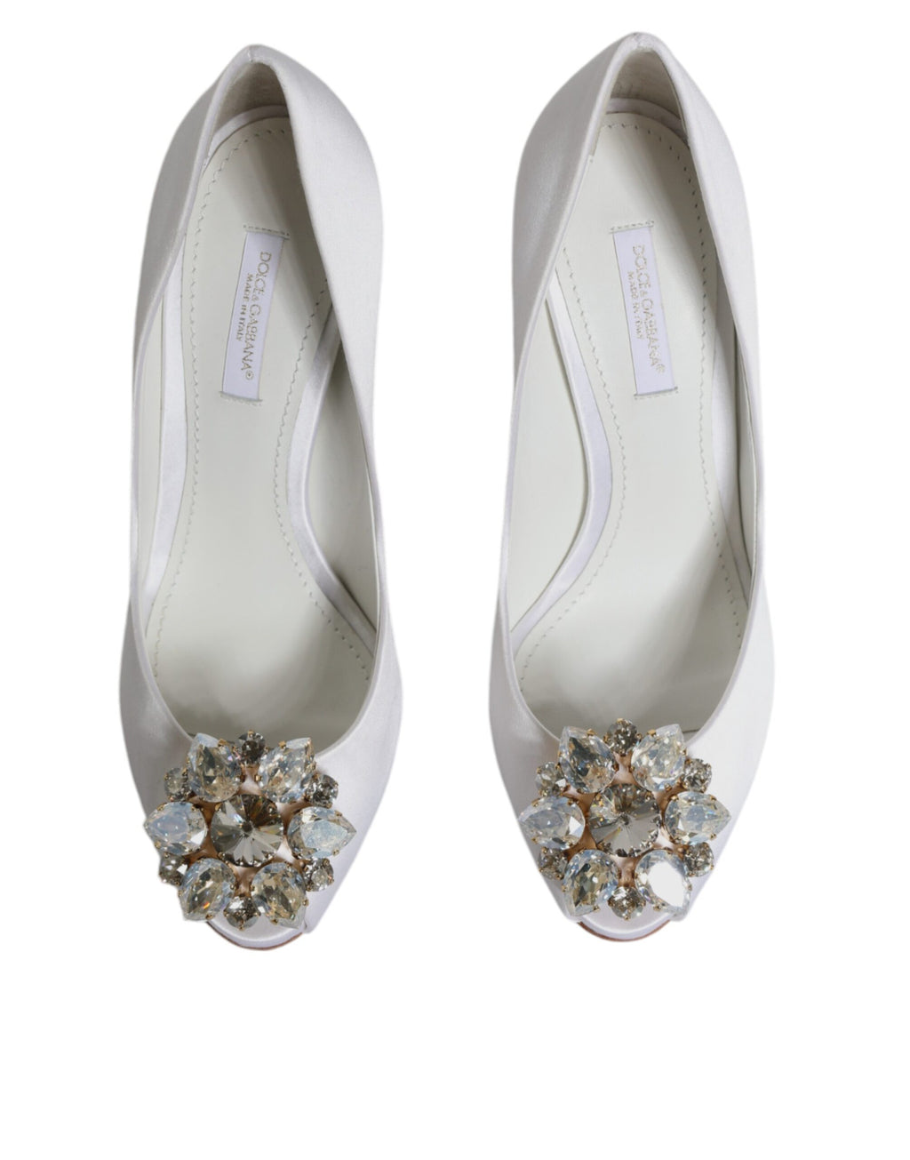 Chaussures Dolce & Gabbana, escarpins en satin blanc avec cristaux, bout ouvert peep toe, élégantes et sophistiquées.