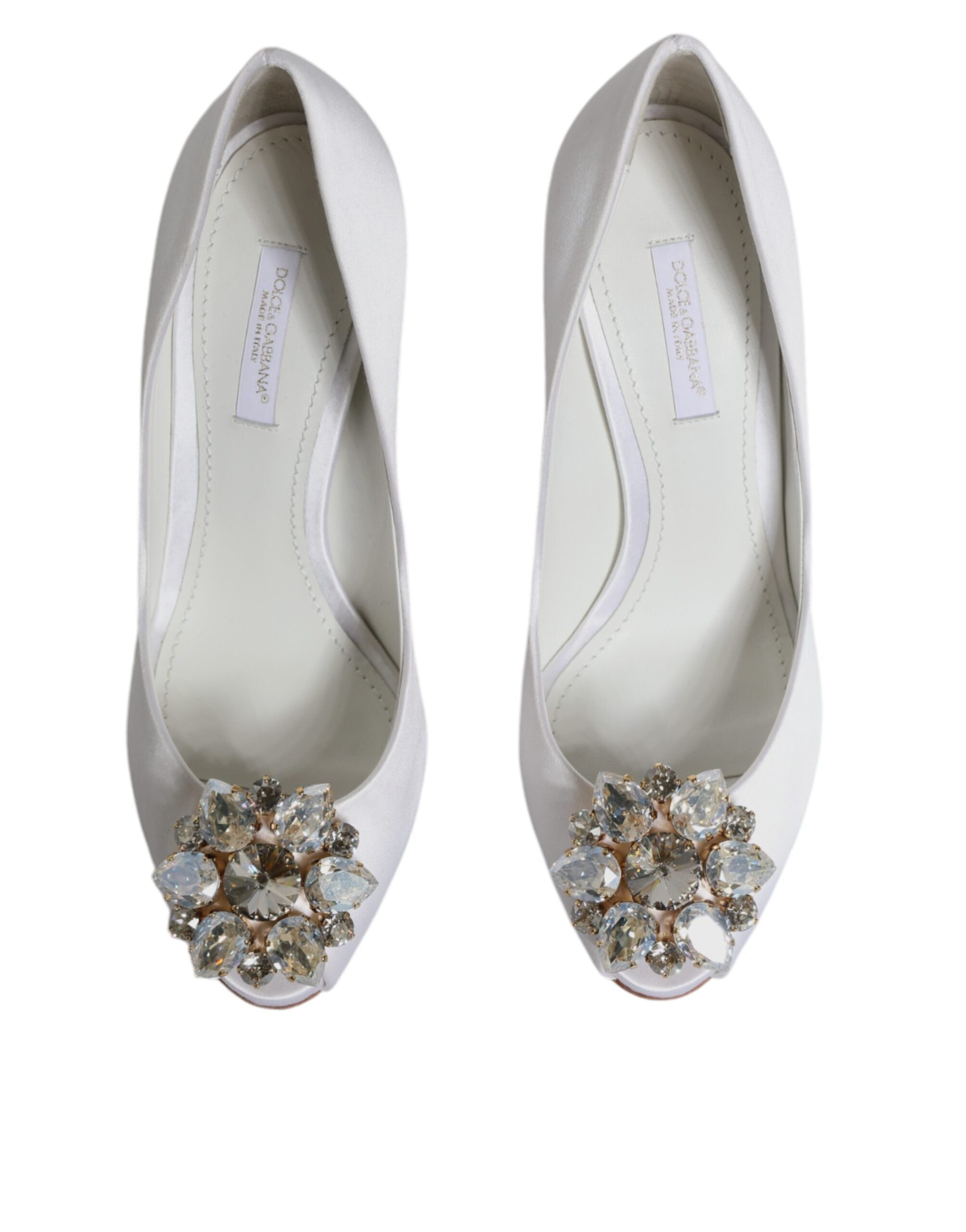 Chaussures Dolce & Gabbana, escarpins en satin blanc avec cristaux, bout ouvert peep toe, élégantes et sophistiquées.