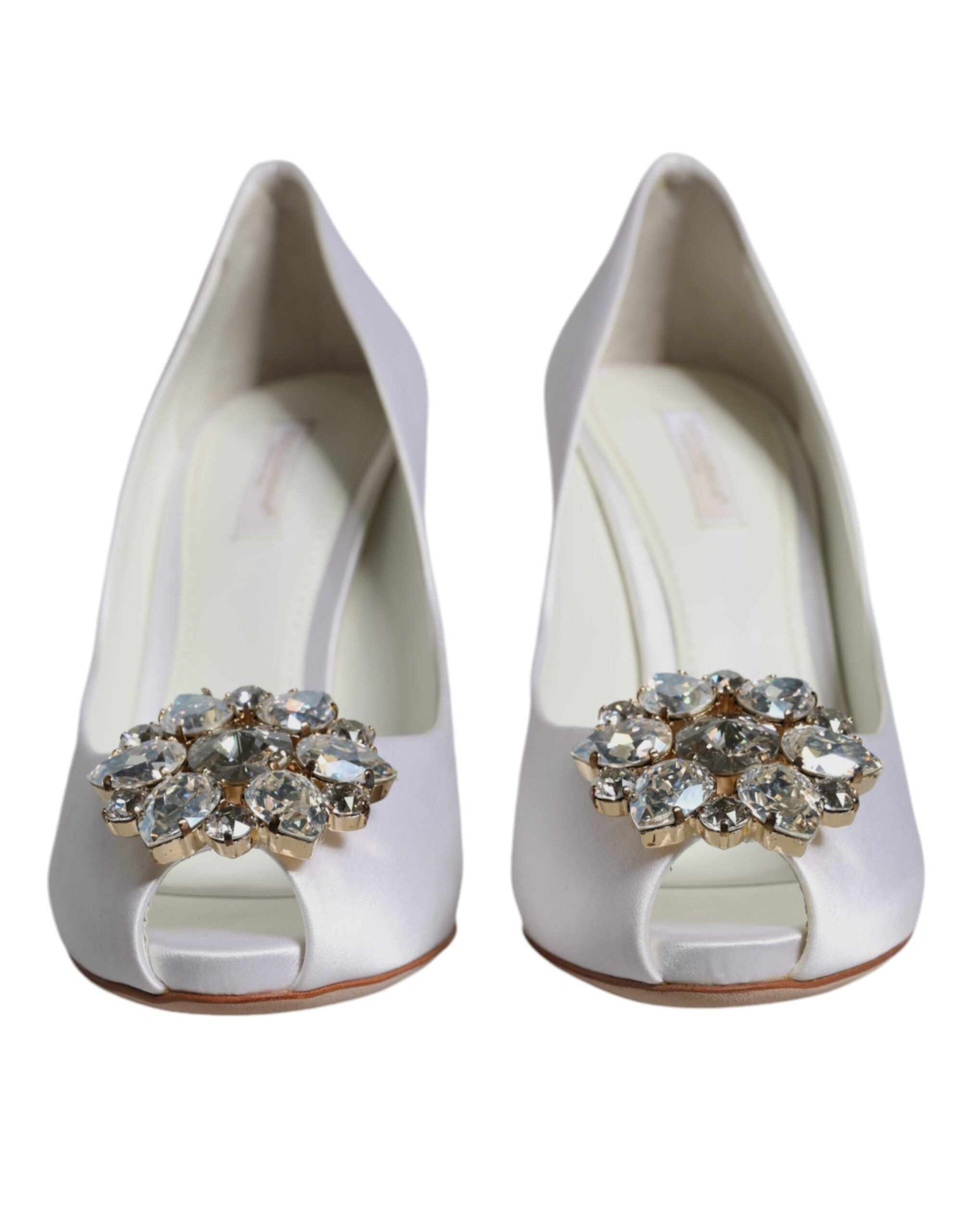 Chaussures à talons ouverts en satin blanc Dolce & Gabbana avec cristaux scintillants, style élégant et sophistiqué.
