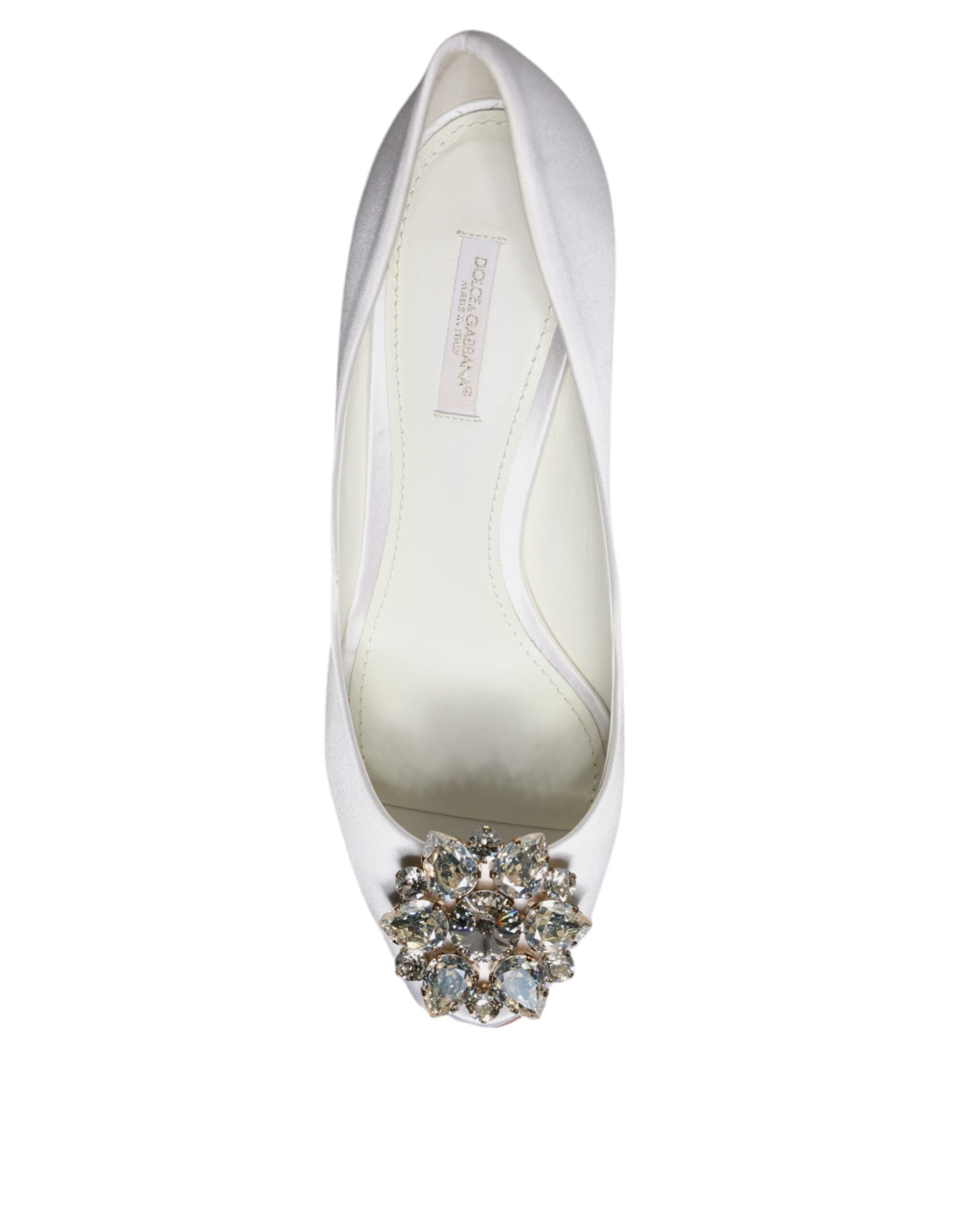 Chaussures Dolce & Gabbana en satin blanc avec cristaux, peep-toe élégants et sophistiqués.