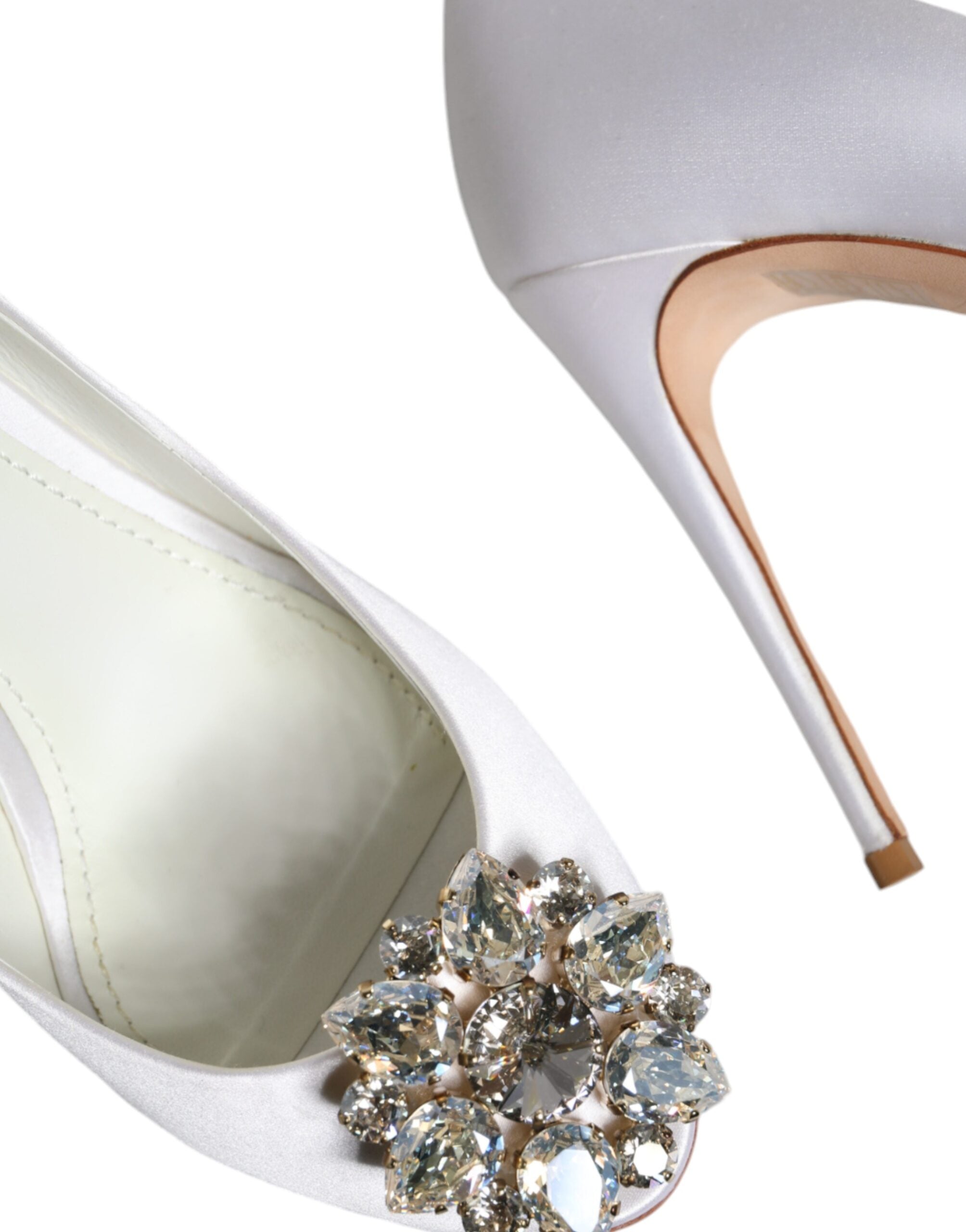 Chaussures Dolce & Gabbana à talons ouverts en satin blanc avec cristaux, élégantes et sophistiquées.
