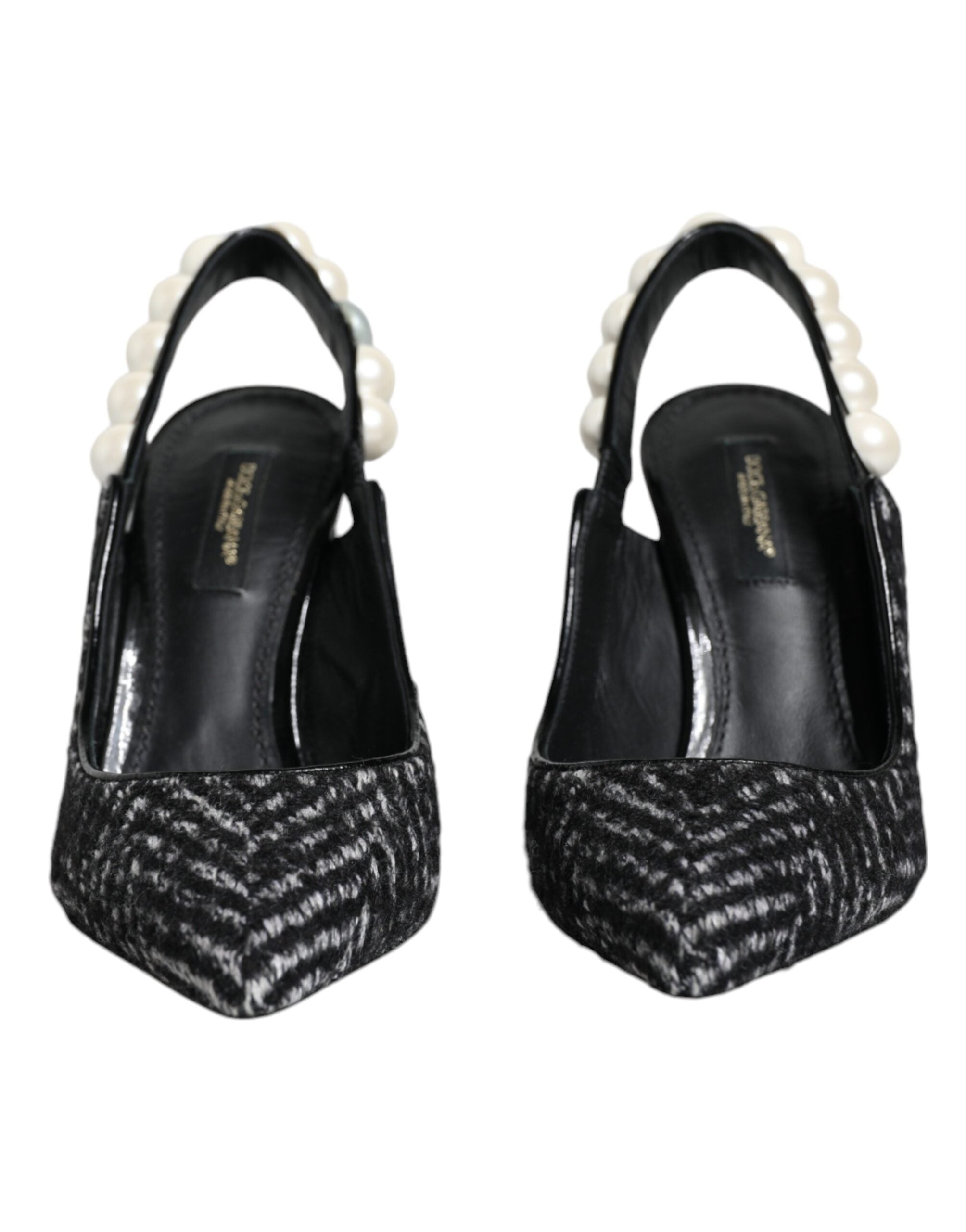 Chaussures Dolce & Gabbana à talons slingback blanches et noires avec motif chevron et perles en faux perles.