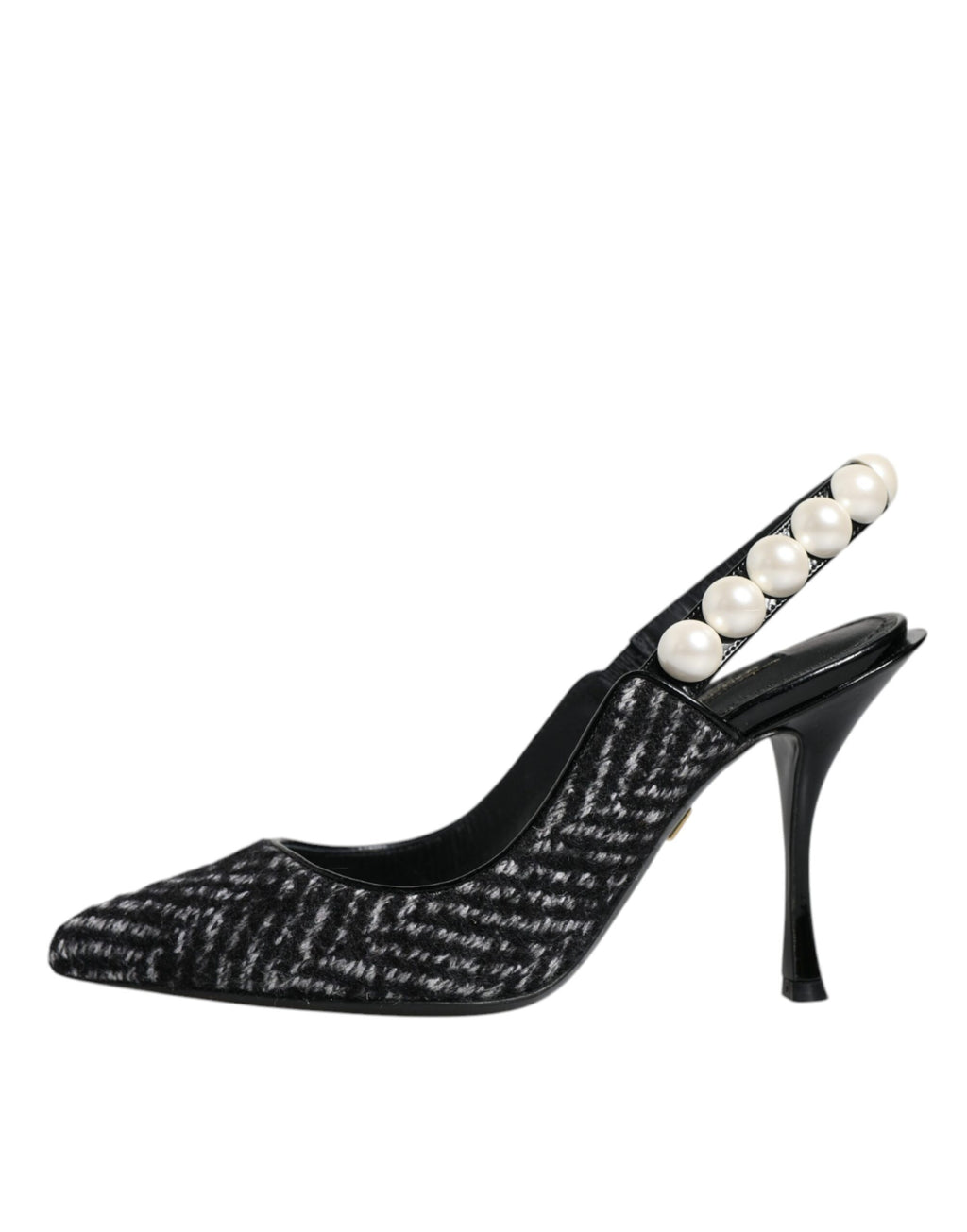 Chaussures Dolce & Gabbana à talons en satin blanc et noir avec détails en perles faux perles et bride arrière.