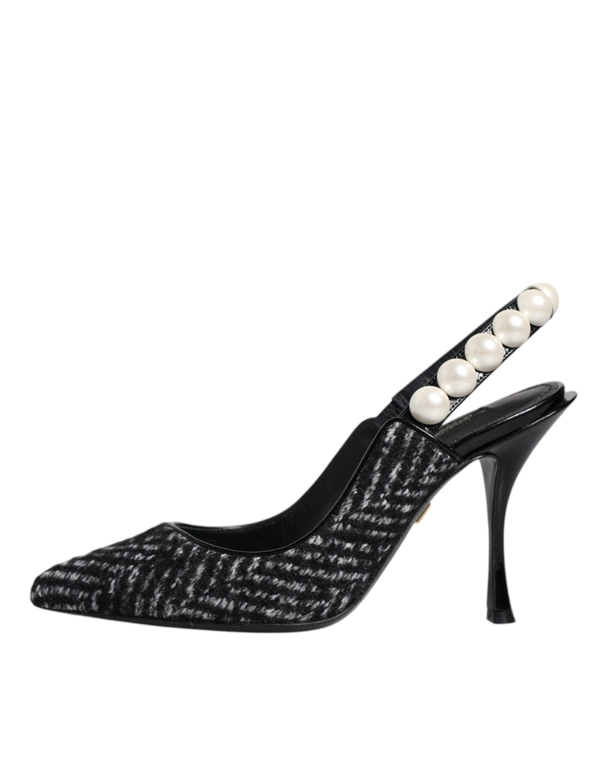 Chaussures Dolce & Gabbana à talons en satin blanc et noir avec détails en perles faux perles et bride arrière.
