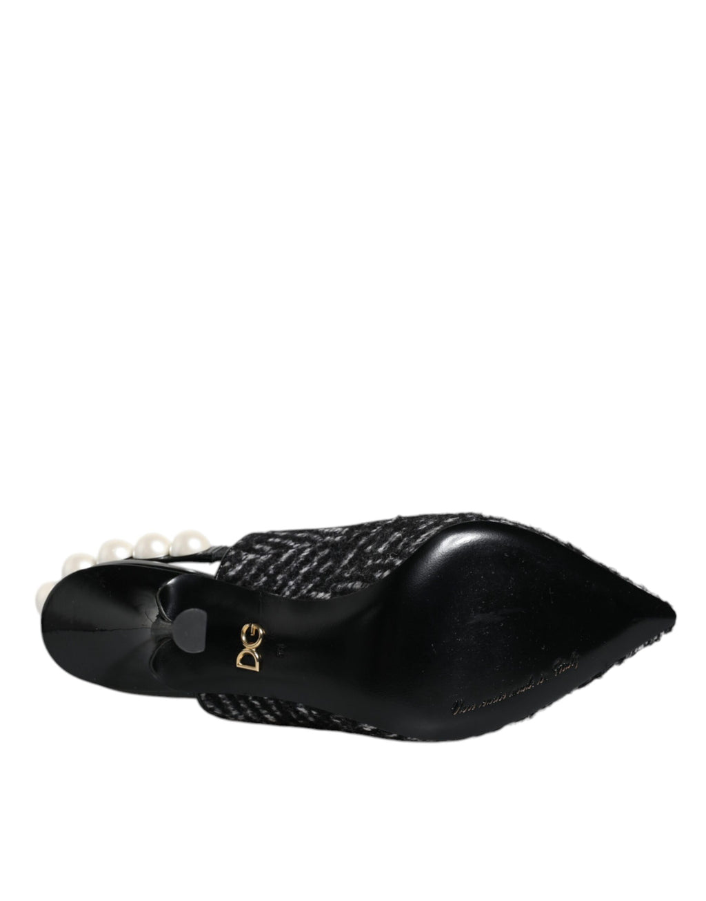 Chaussures Dolce & Gabbana à talons slingback blanches et noires avec motif chevron et fausses perles élégantes.