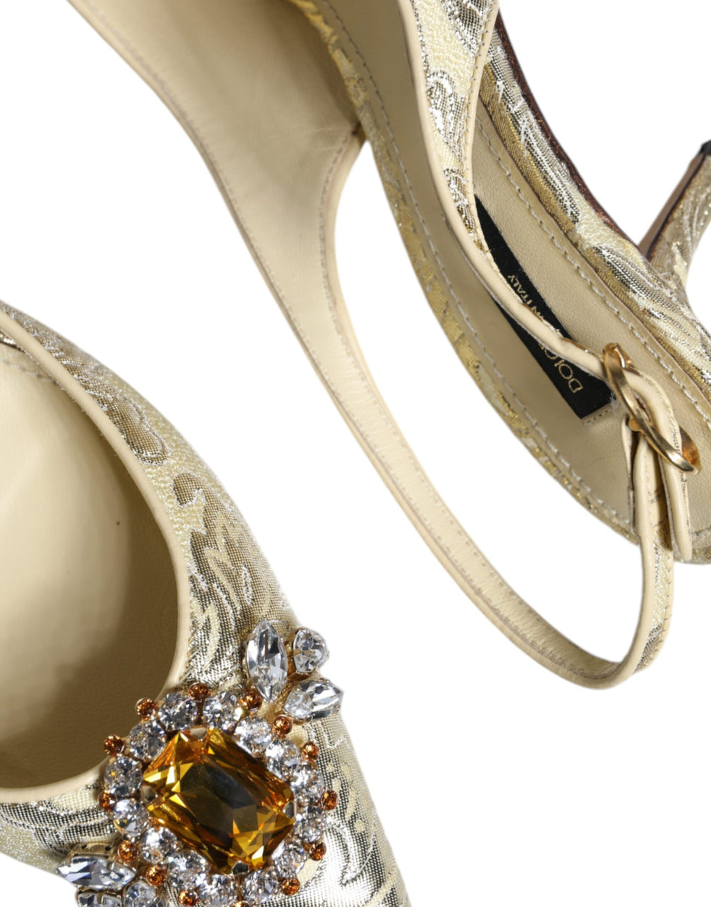 Chaussures Dolce & Gabbana stile slingback en or avec cristaux, talons hauts élégants et design sophistiqué.
