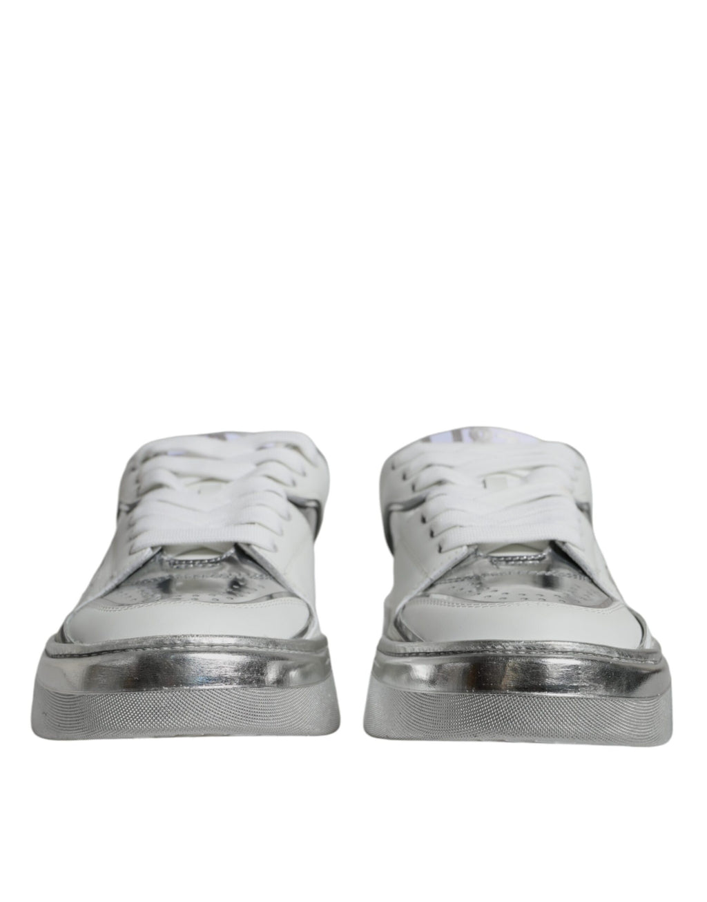 Chaussures sneakers basses blanches en cuir argenté de Dolce & Gabbana, style moderne et élégant.
