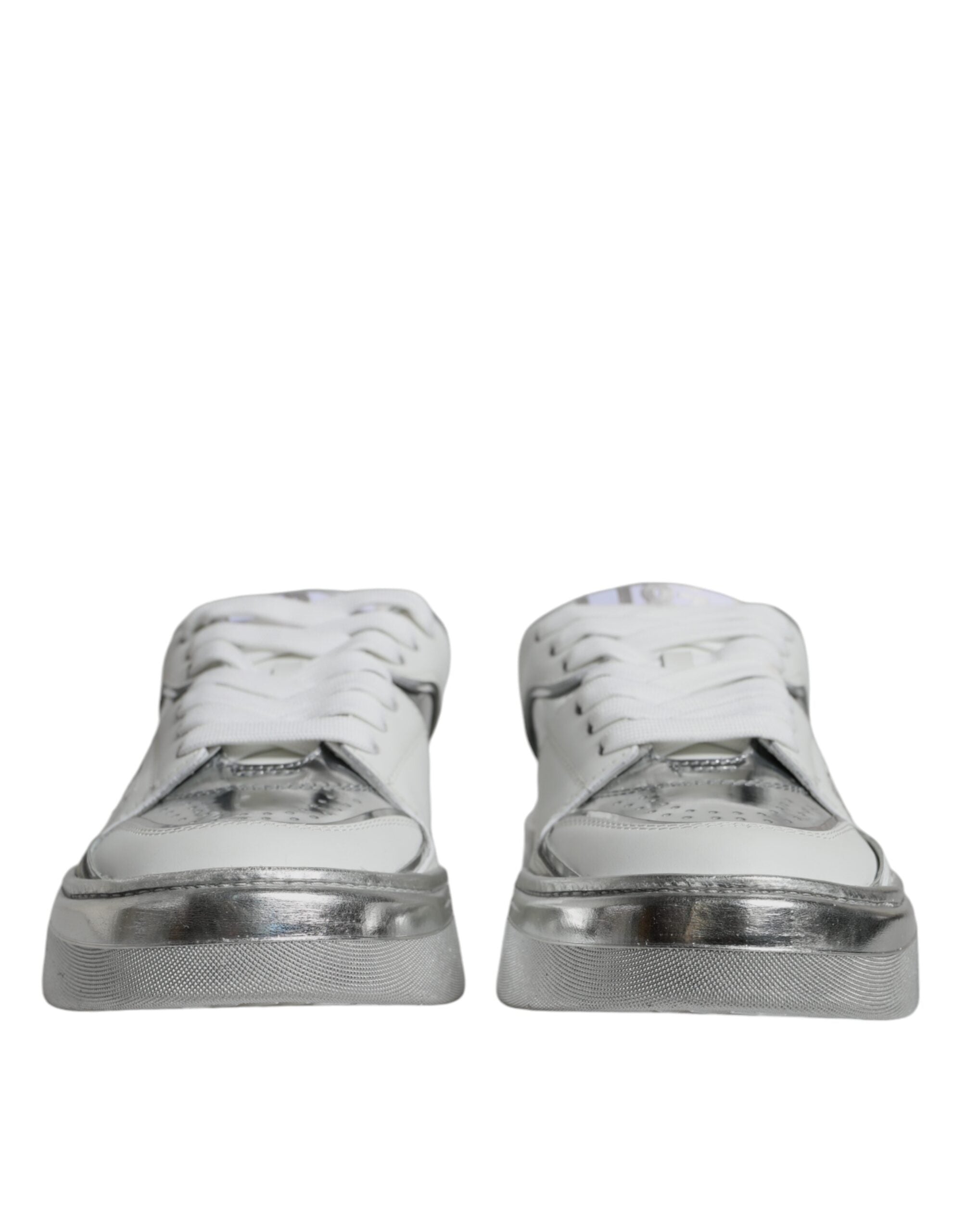 Chaussures sneakers basses blanches en cuir argenté de Dolce & Gabbana, style moderne et élégant.