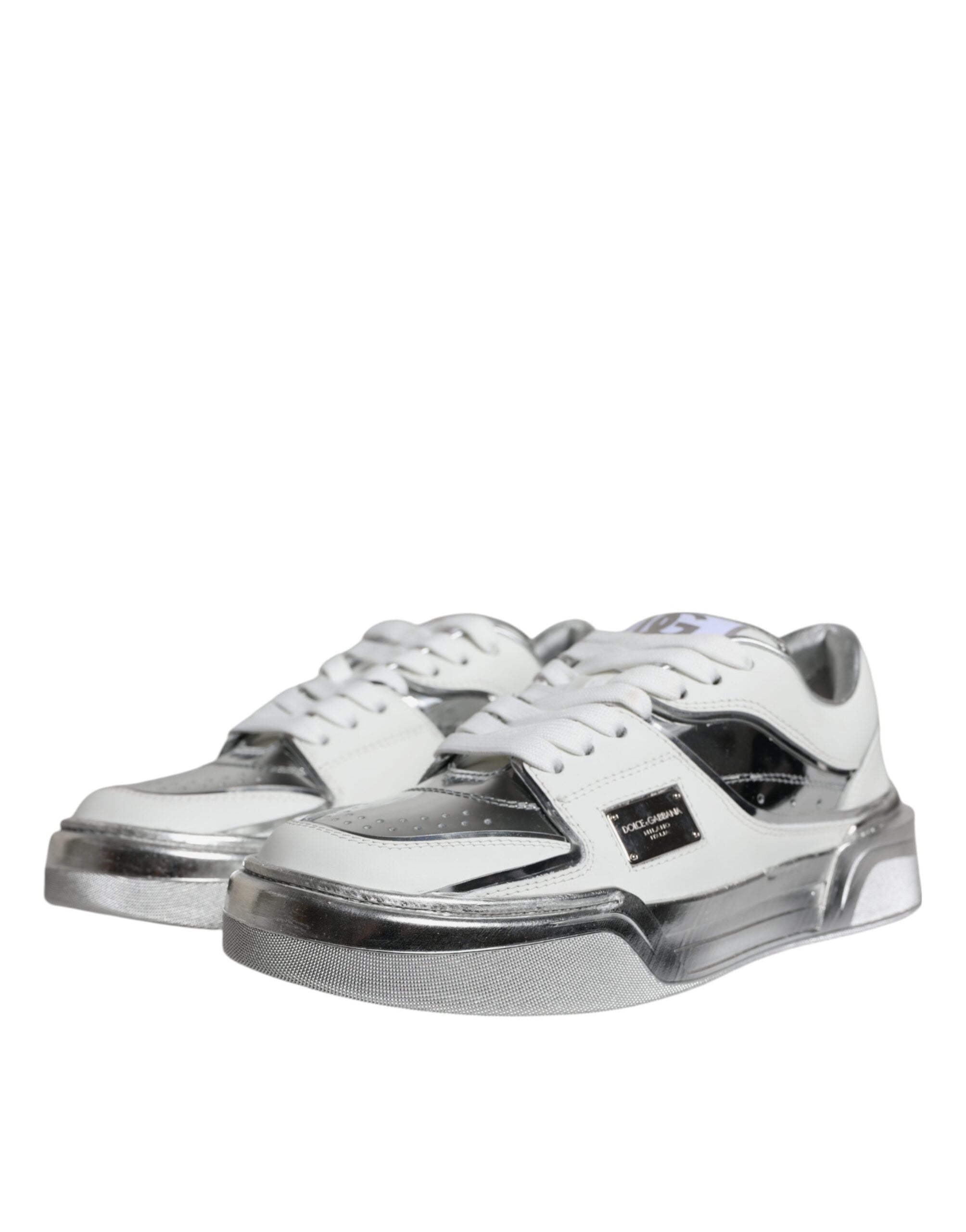 Chaussures sneakers basses Dolce & Gabbana en cuir blanc et argent, style décontracté et sophistiqué, vue de face.