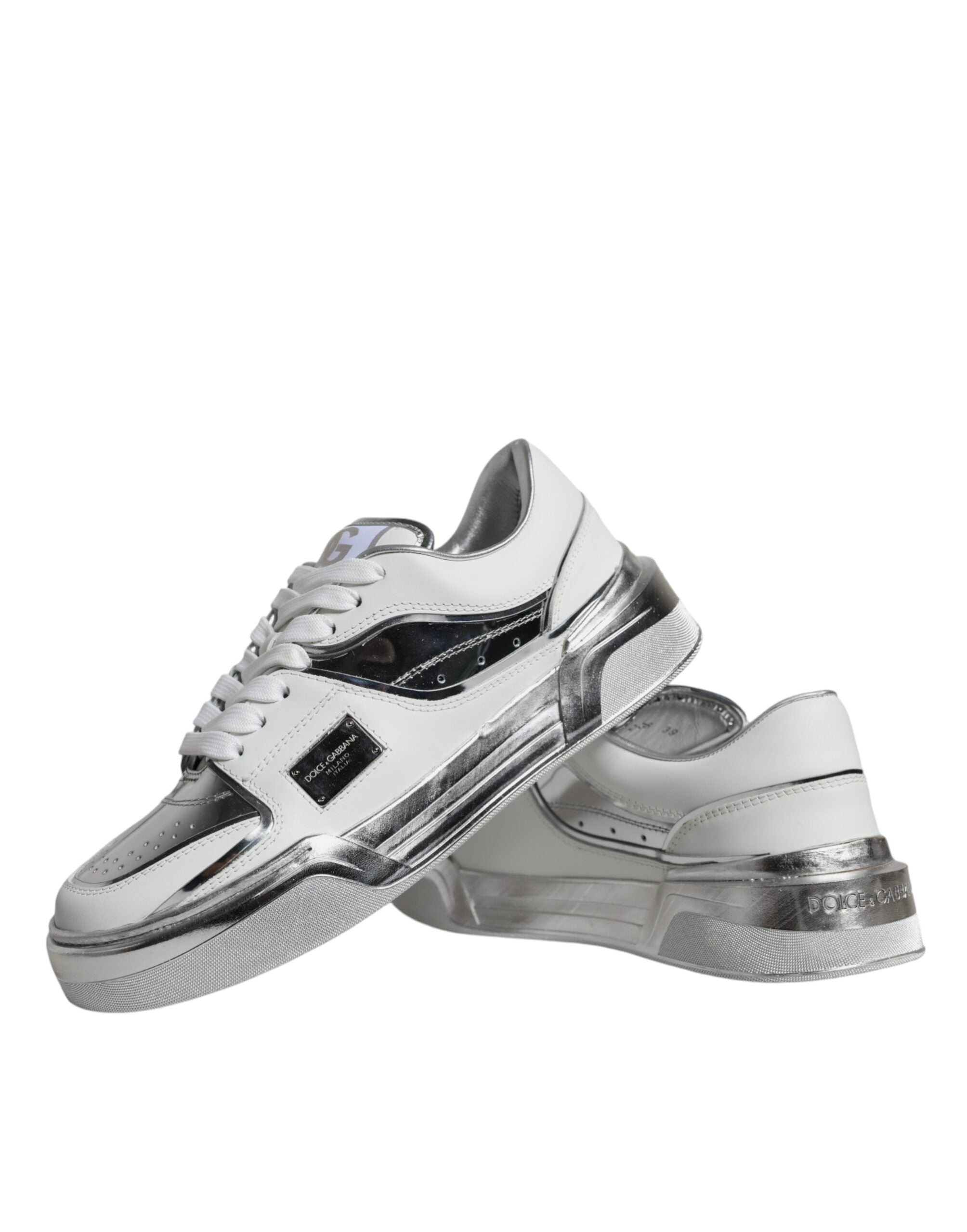 Chaussures sneakers basses en cuir blanc et argent de Dolce & Gabbana, vue de face avec détails en cuir et semelle blanche.