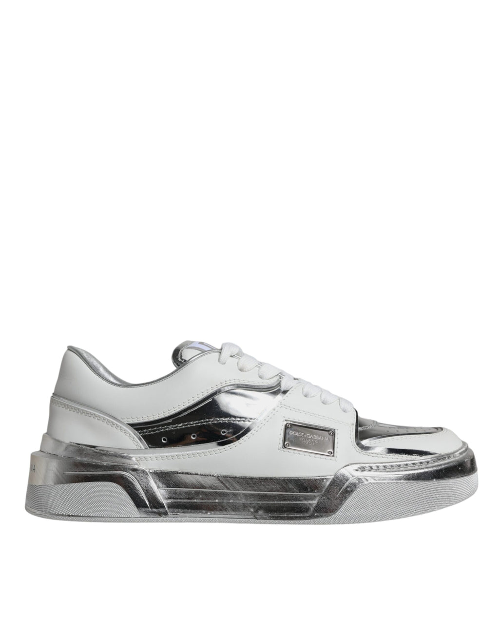 Chaussures sneakers basses blanches en cuir argenté de Dolce & Gabbana, style élégant et moderne, vue de face.