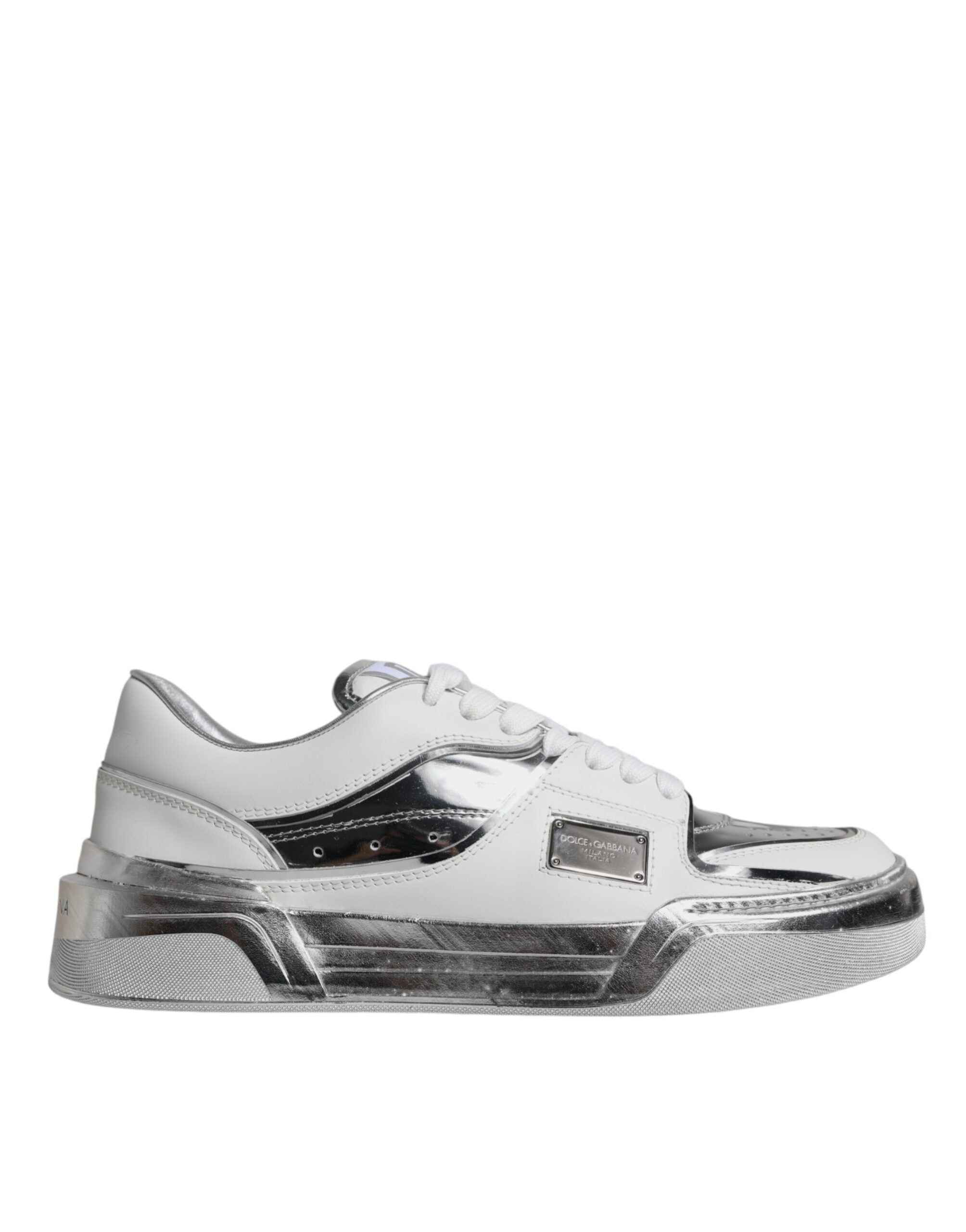 Chaussures sneakers basses blanches en cuir argenté de Dolce & Gabbana, style élégant et moderne, vue de face.