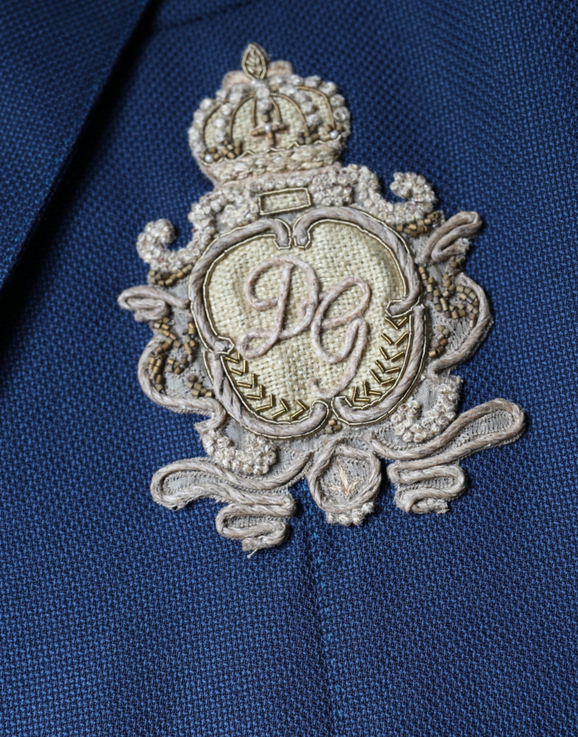 Manteau blazer en laine bleue Dolce & Gabbana à logo, coupe simple, col à revers et boutons sur le devant.