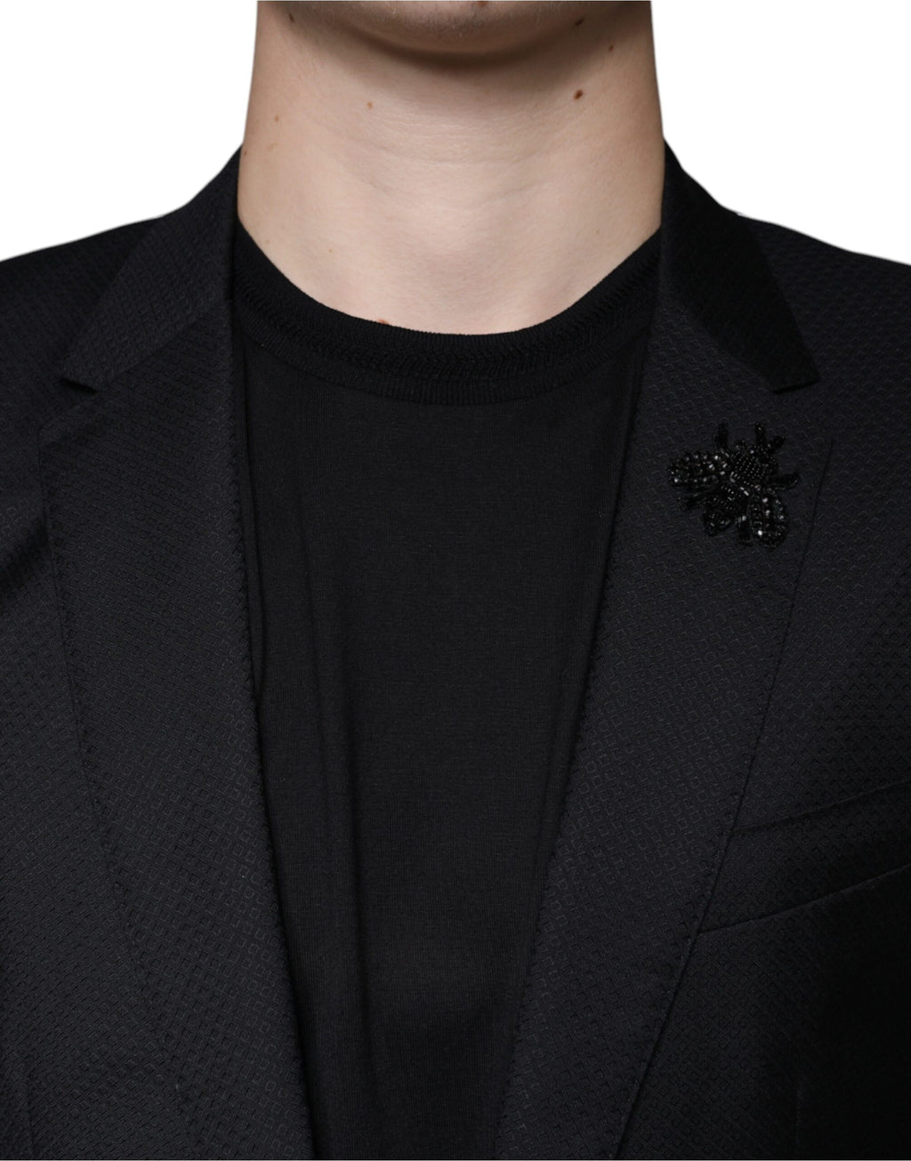 Blazer noir Dolce & Gabbana MARTINI Bee à un bouton, coupe classique, détails élégants, porté sur mannequin.