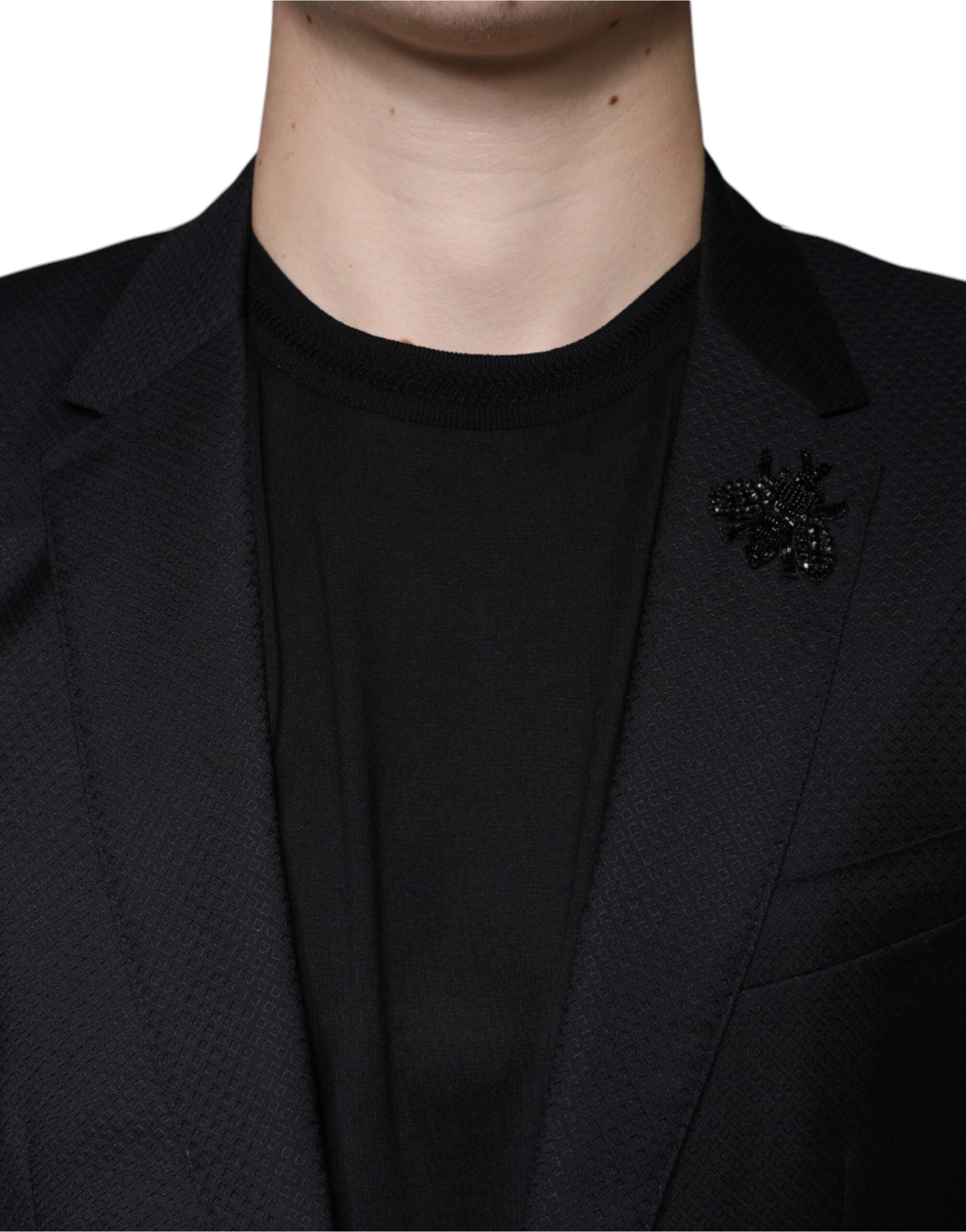 Blazer noir Dolce & Gabbana MARTINI Bee à un bouton, coupe classique, détails élégants, porté sur mannequin.