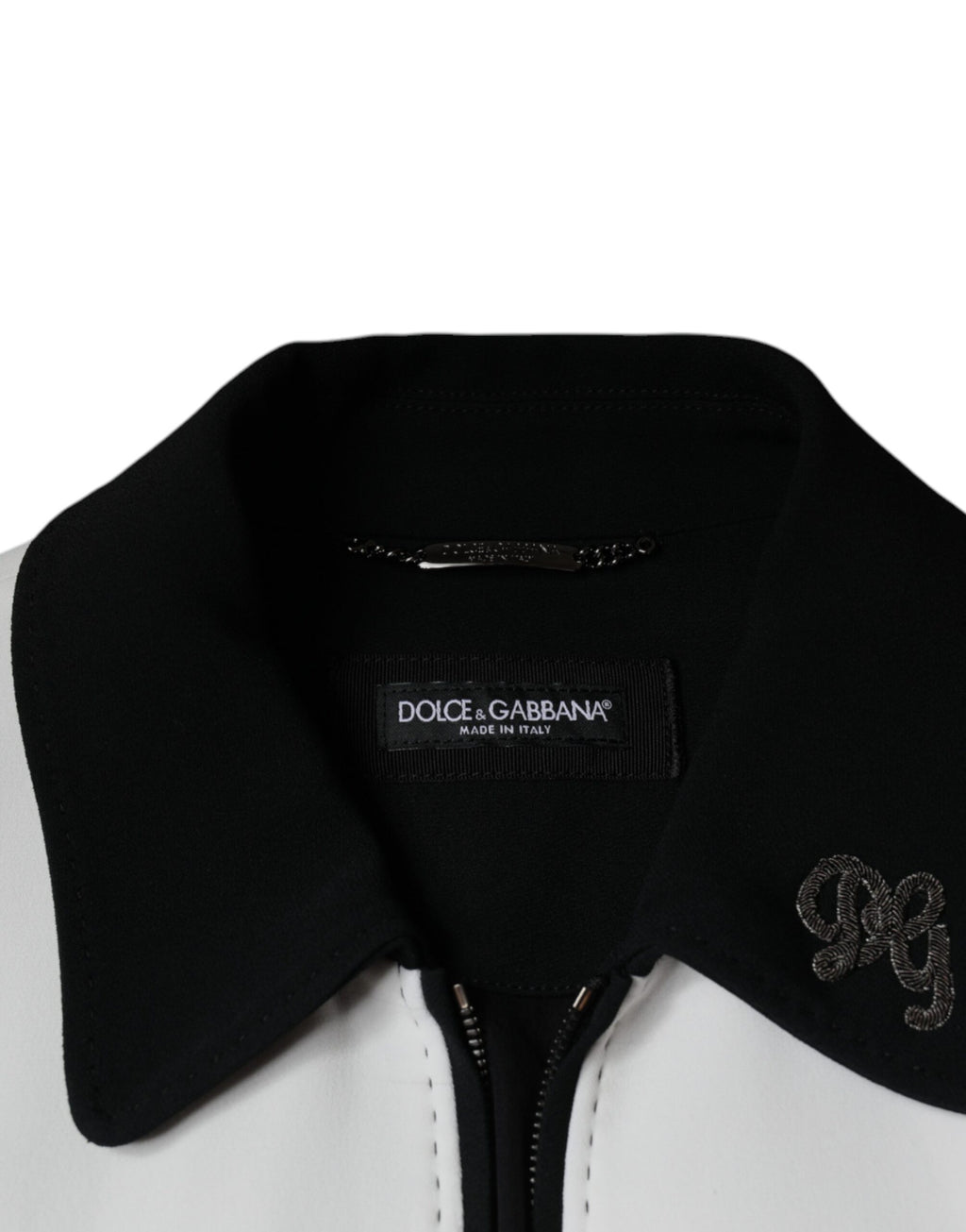 Veste blouson Dolce & Gabbana noire et blanche avec logo DG et fermeture éclair complète, style élégant et moderne.