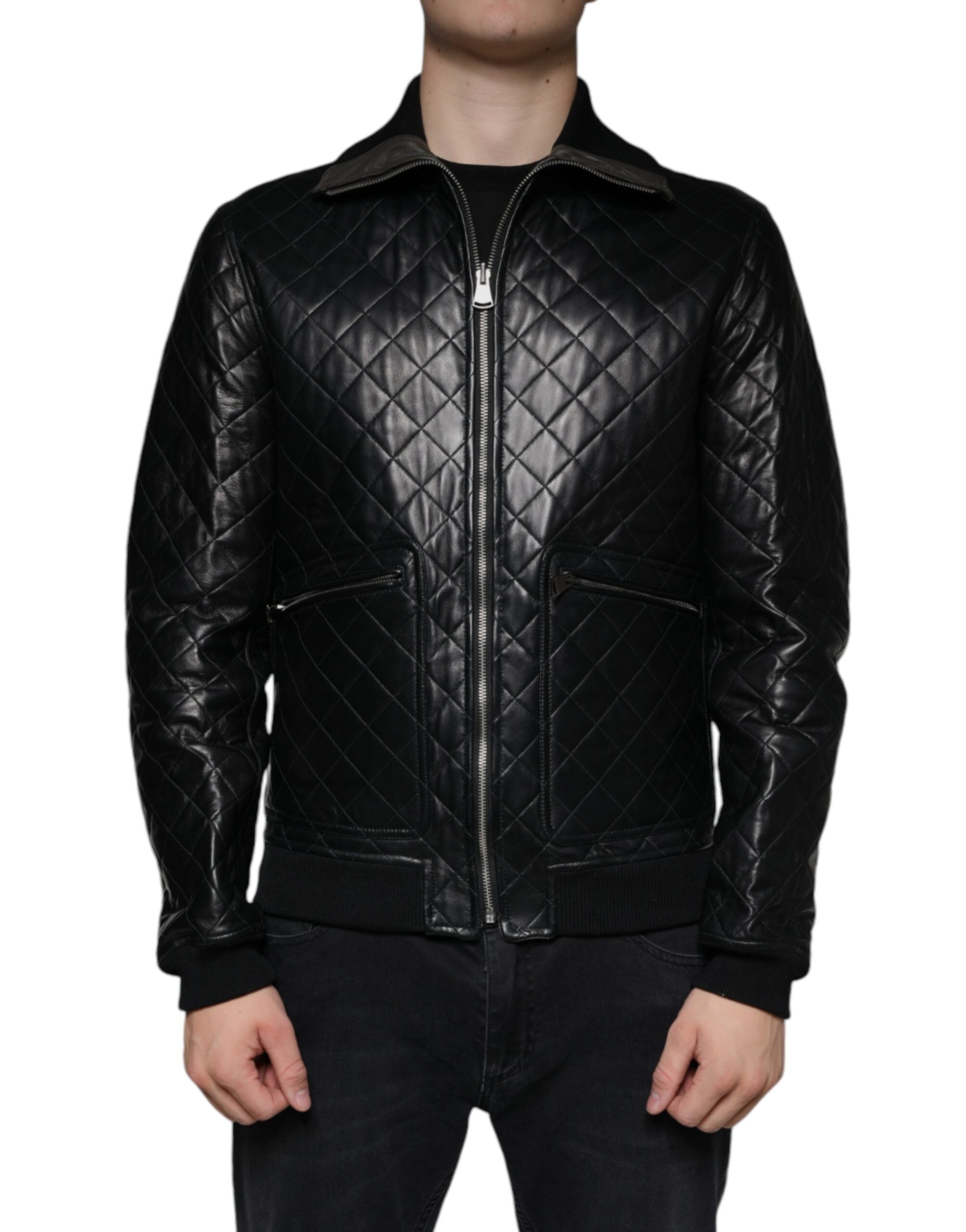 Veste noire en cuir de veau rembourré avec fermeture éclair complète de la marque Dolce & Gabbana, vue de face.