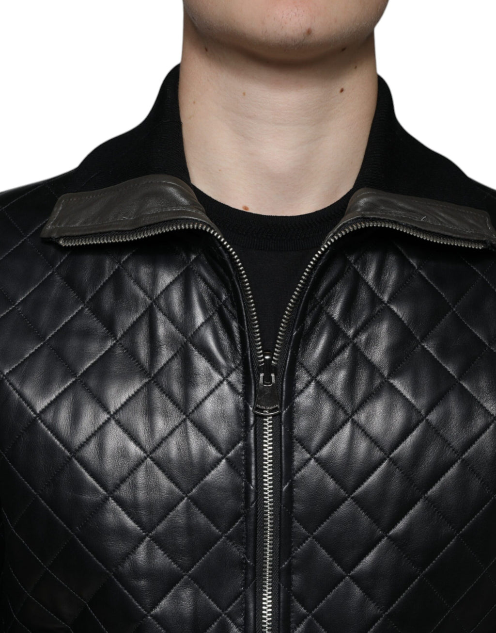 Veste noire en cuir de veau matelassé avec zip complet de la marque Dolce & Gabbana, vue de face.