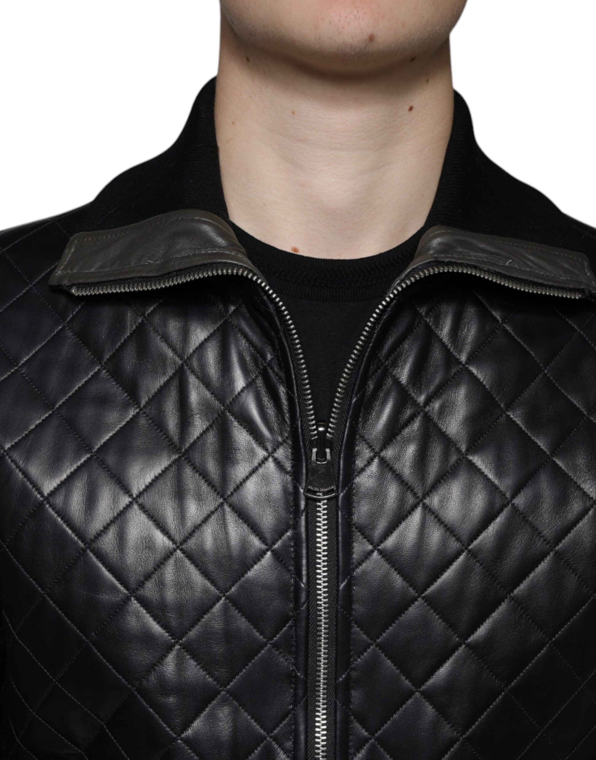 Veste noire en cuir de veau matelassé avec zip complet de la marque Dolce & Gabbana, vue de face.