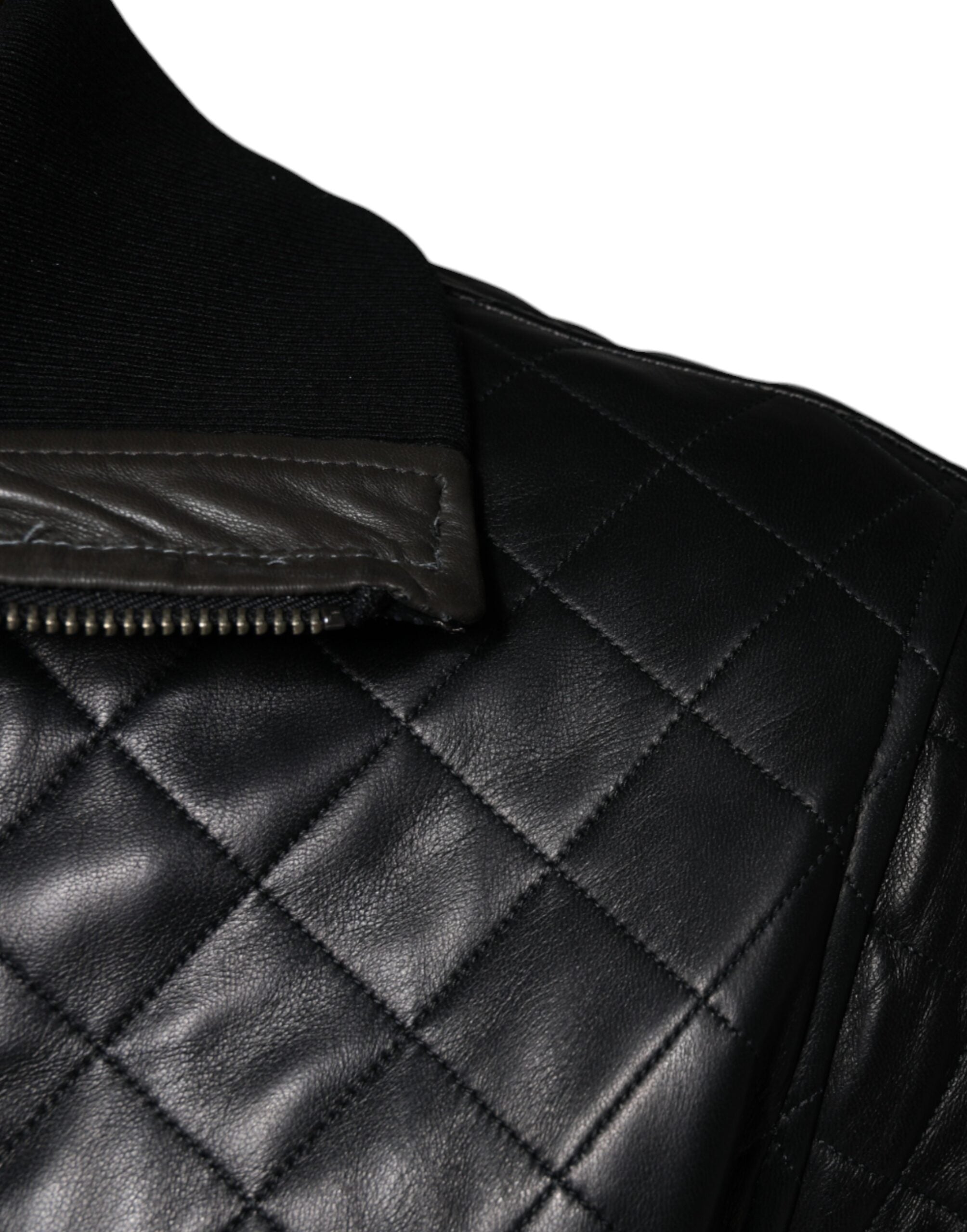 Veste noire en cuir de veau matelassé avec fermeture éclair complète, conçue par Dolce & Gabbana, visible sur l'image.