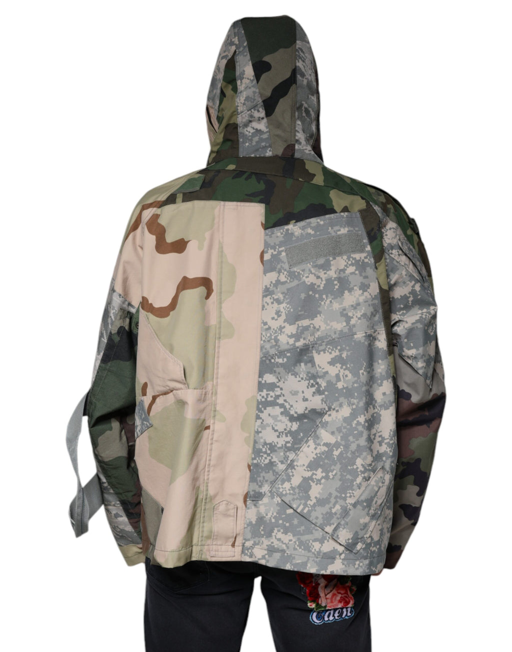 Veste à capuche zippée Dolce & Gabbana multicolore camouflage avec logo sur la poitrine, tissu léger et tendance.