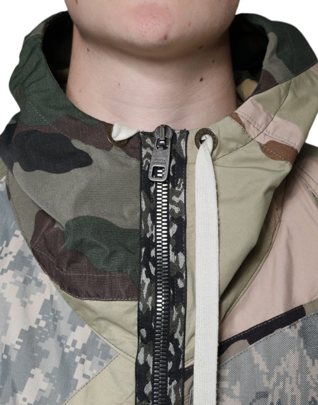 Veste à capuche zippée Dolce & Gabbana camouflage multicolore, design tendance avec motif camouflage.