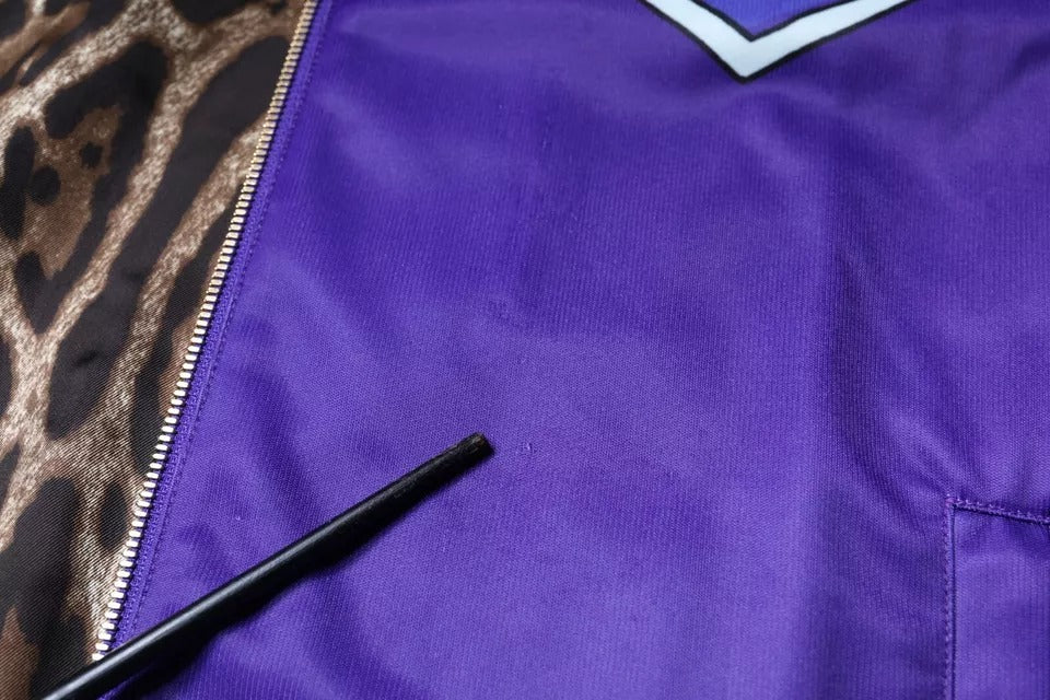 Veste bomber zippée Dolce & Gabbana année du cochon violette avec motif de porc, style élégant et tendance.