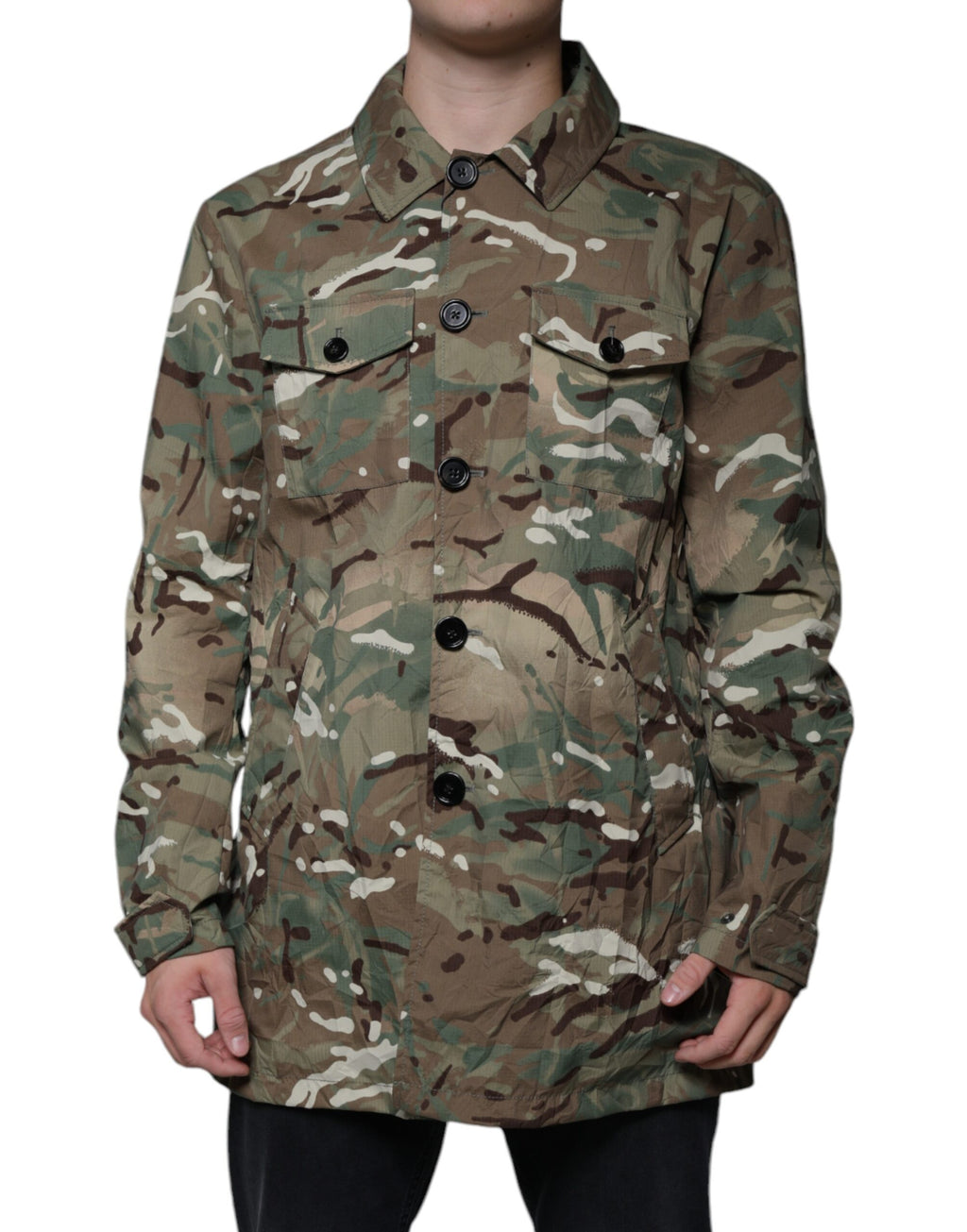 Veste camouflage multicolore à col avec logo Dolce & Gabbana, style élégant et moderne, vue de face.