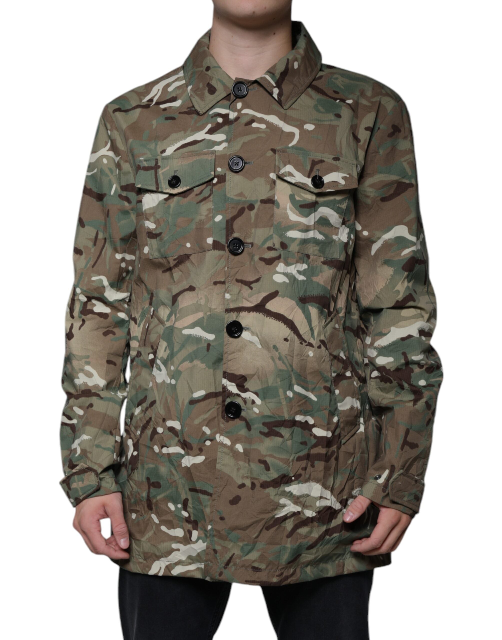 Veste camouflage multicolore à col avec logo Dolce & Gabbana, style élégant et moderne, vue de face.