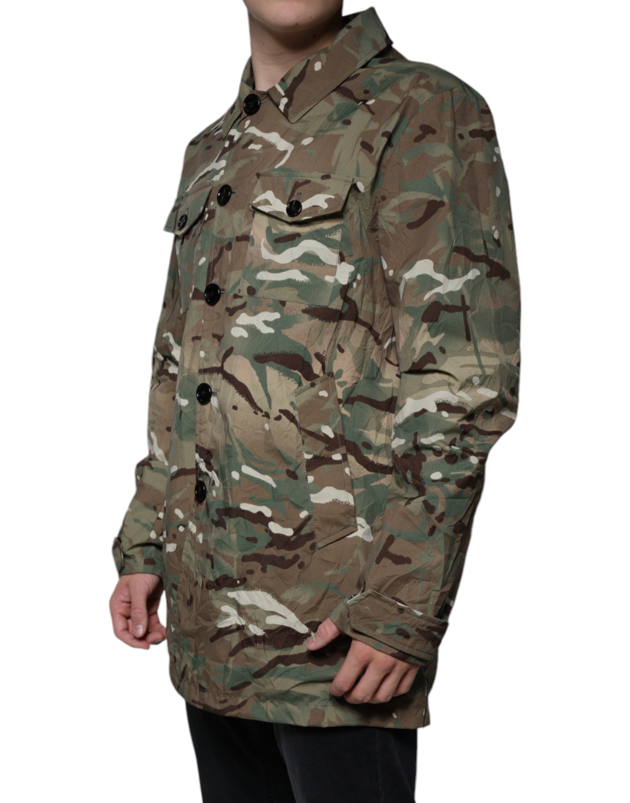 Manteau à col en camouflage multicolore de Dolce & Gabbana, veste élégante en tissu avec motif coloré.