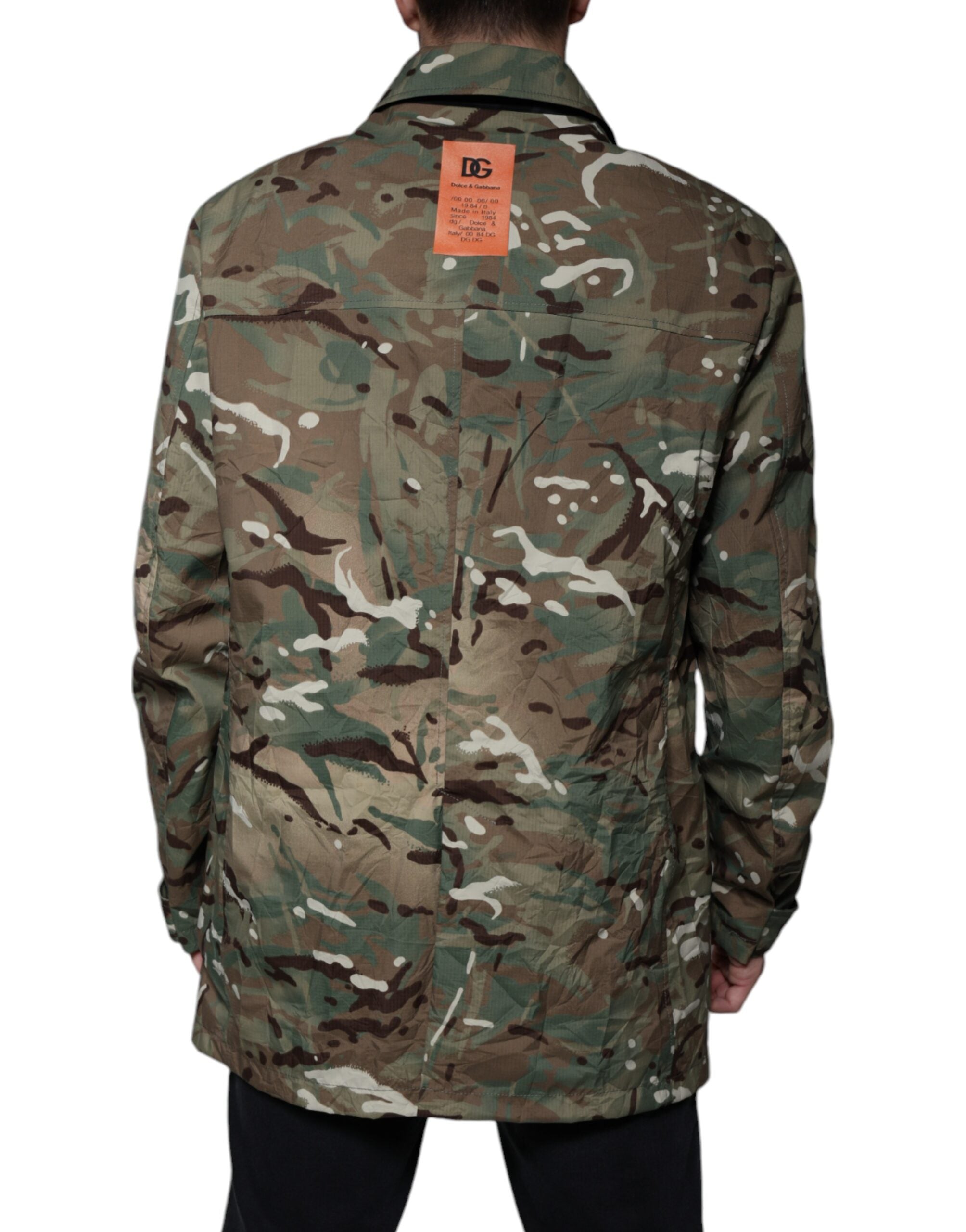 Manteau Dolce & Gabbana multicolore en camouflage avec col, veste élégante et tendance, visible en gros plan.