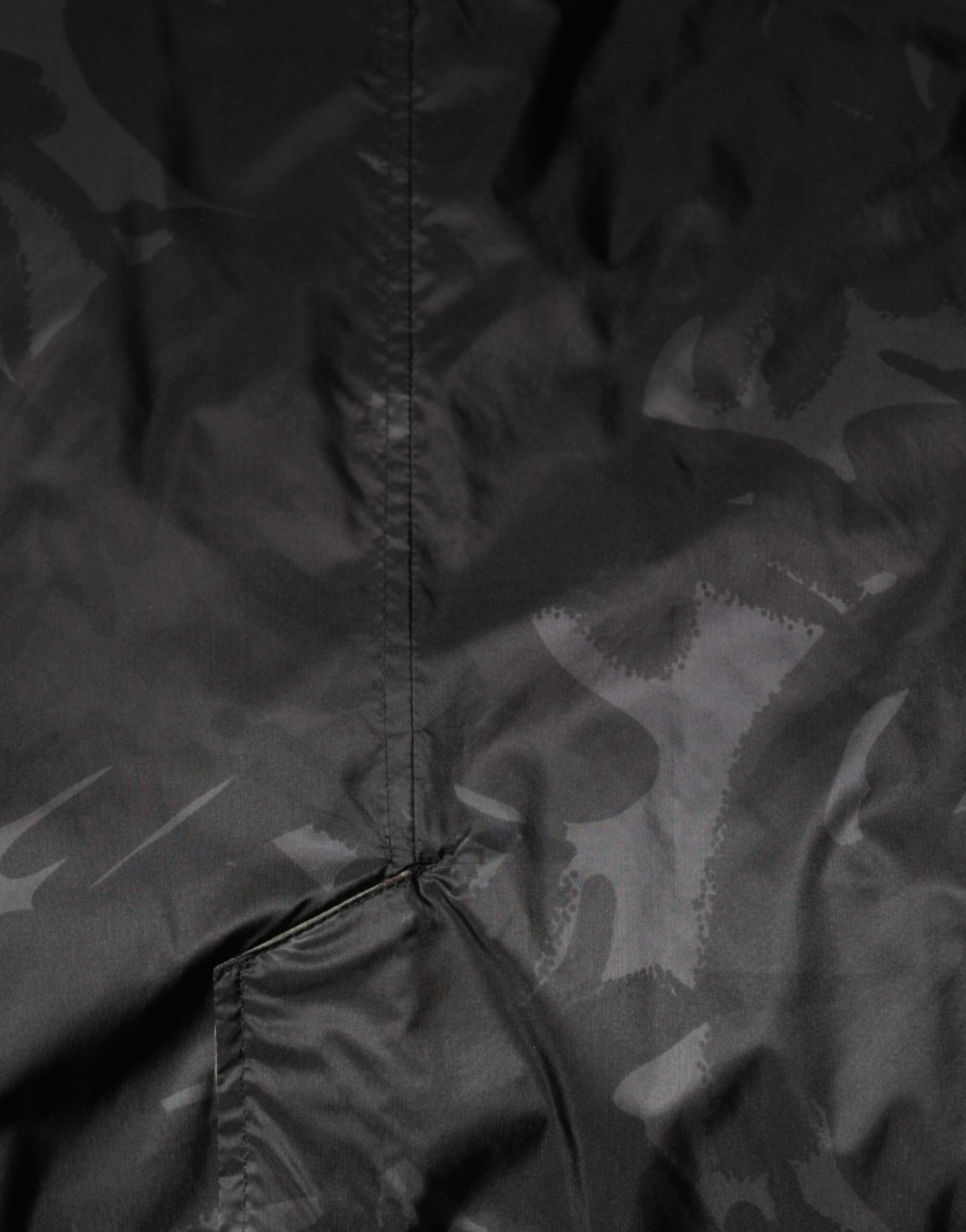 Manteau Dolce & Gabbana multicolore camouflage avec col, veste élégante en tissu texturé et motif camouflage multicolore.
