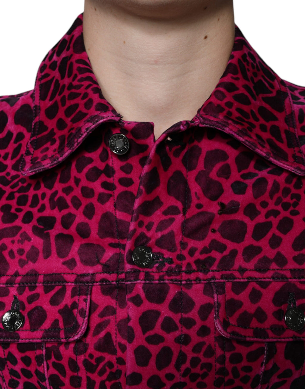 Veste Dolce & Gabbana à col en bouton, motif léopard fuchsia, style élégant et tendance, visible sur l'image.