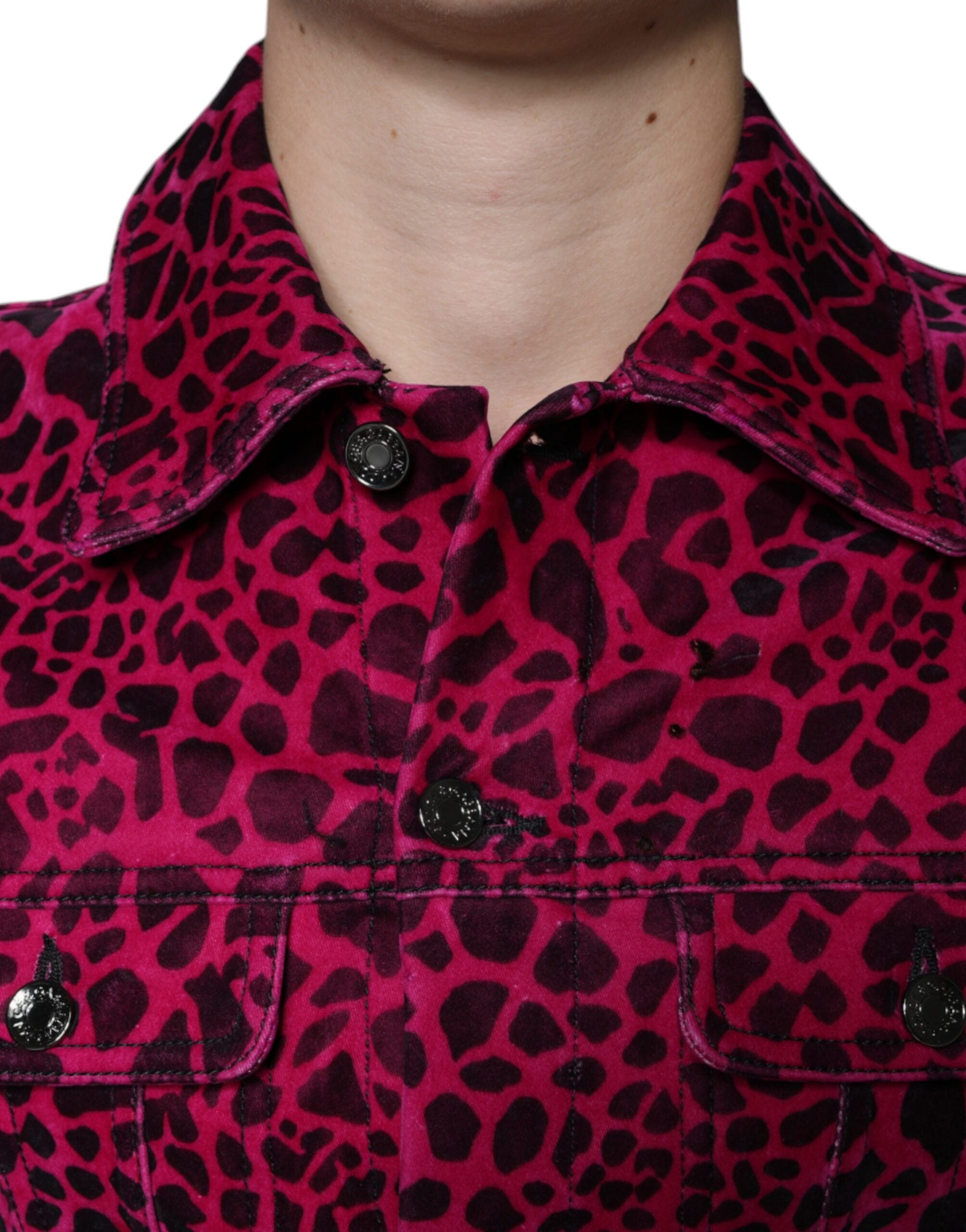 Veste Dolce & Gabbana à col en bouton, motif léopard fuchsia, style élégant et tendance, visible sur l'image.