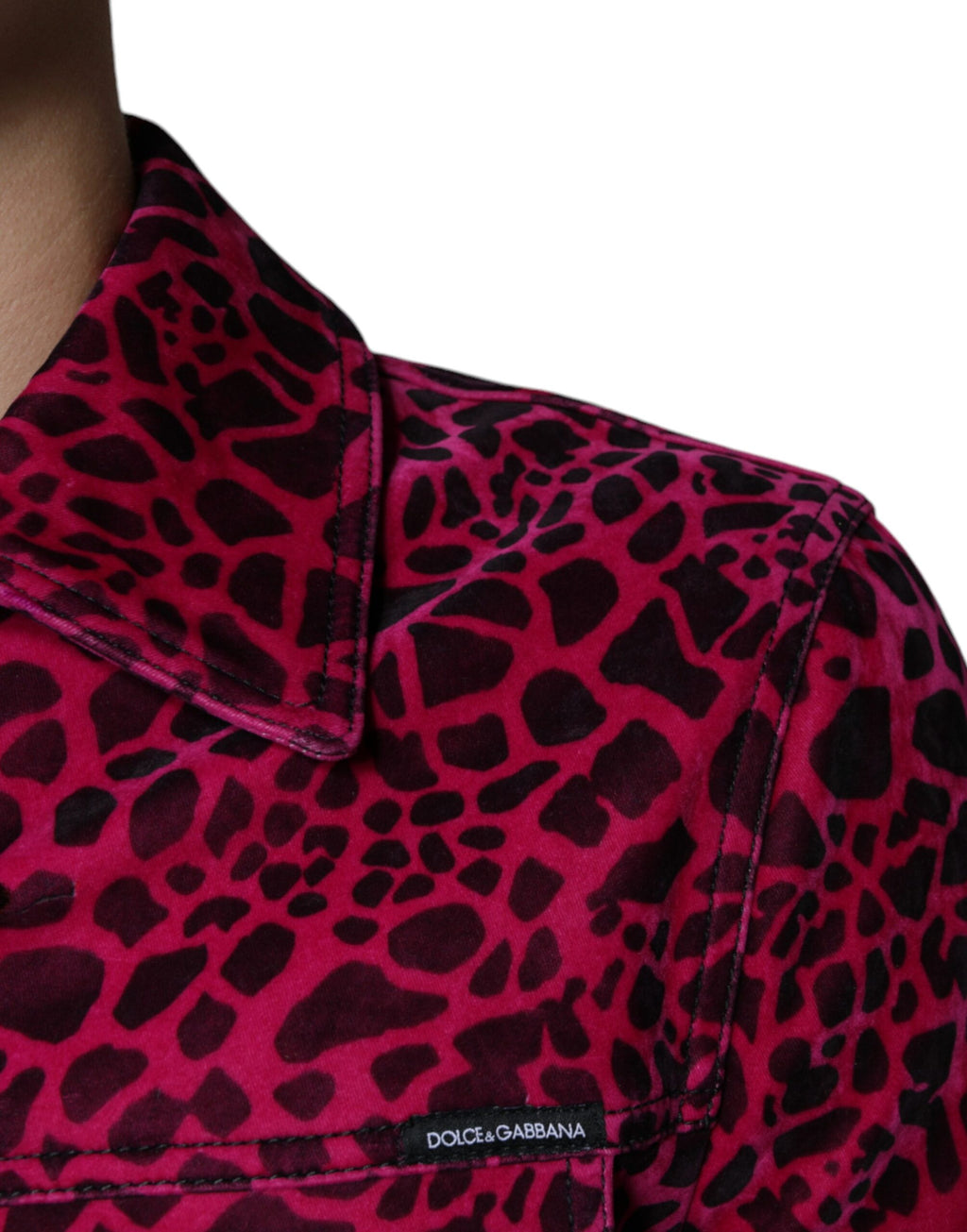 Veste col montant Dolce & Gabbana à motif léopard fuchsia avec boutons, style élégant et tendance.