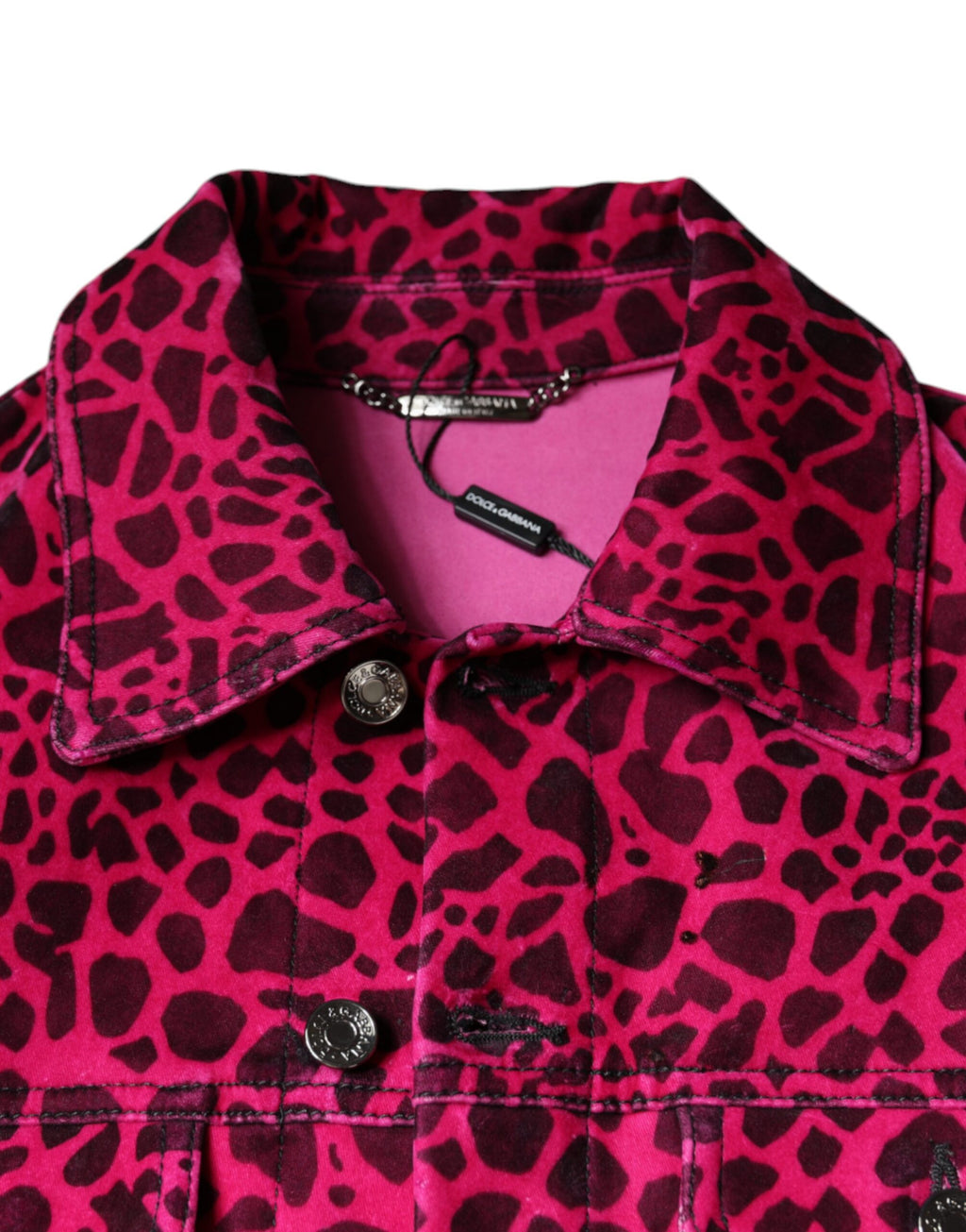 Veste Dolce & Gabbana à col avec bouton, motif léopard fuchsia, coupe élégante et tendance, vue de face.