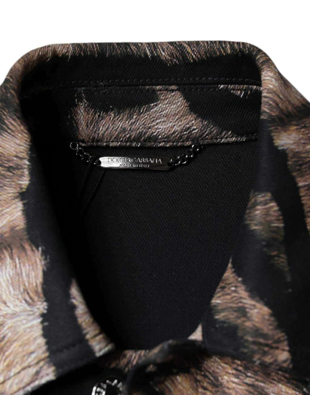 Veste marron Dolce & Gabbana à boutons avec col, motif tigre, style élégant et tendance.