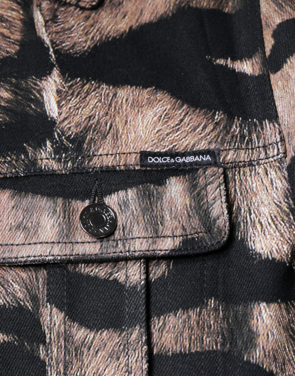Veste marron Dolce & Gabbana avec motif tigre, col à boutons et design élégant, vue de face.