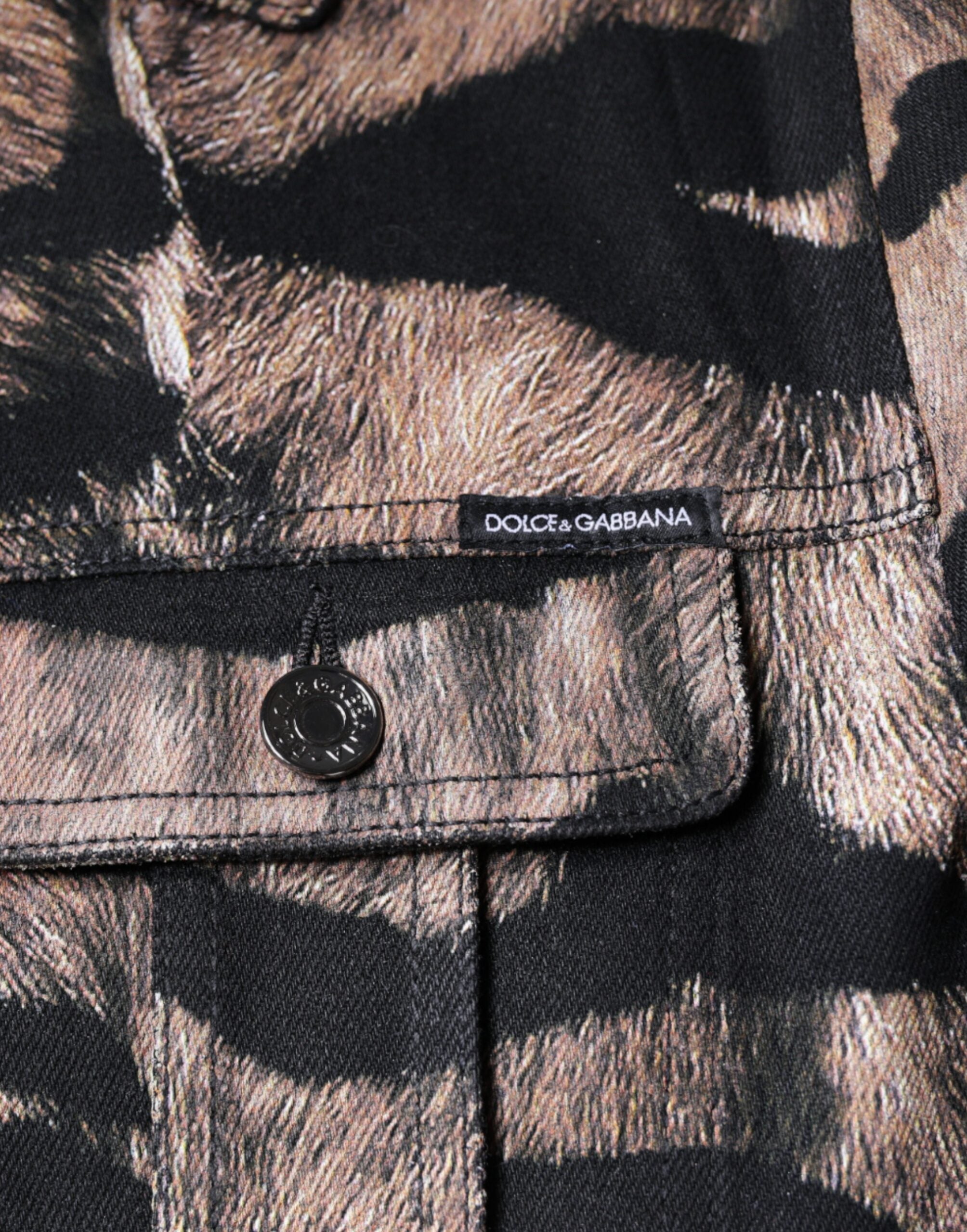 Veste marron Dolce & Gabbana avec motif tigre, col à boutons et design élégant, vue de face.