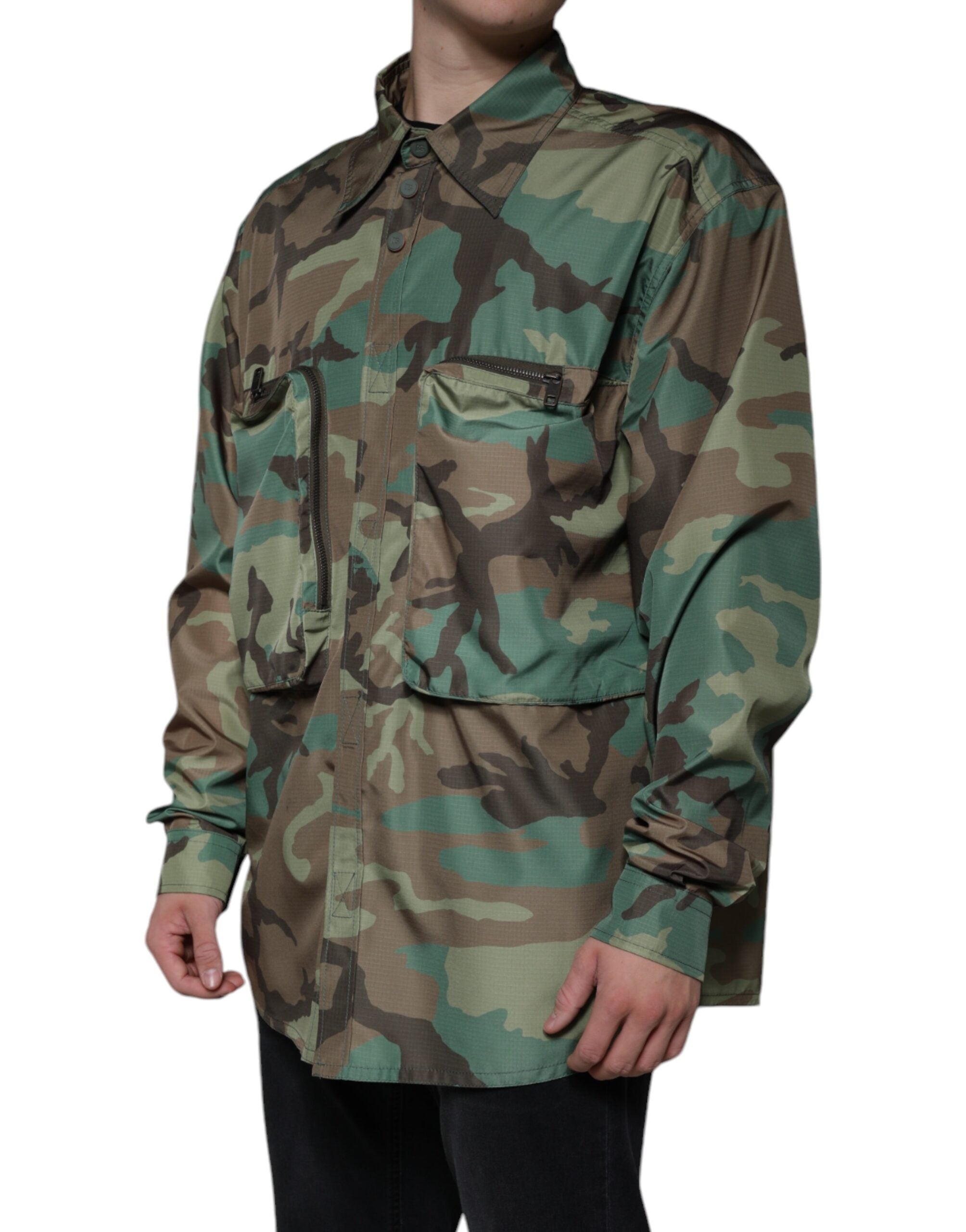 Chemise à manches longues Dolce & Gabbana à motif camouflage multicolore avec boutons, vue de face.